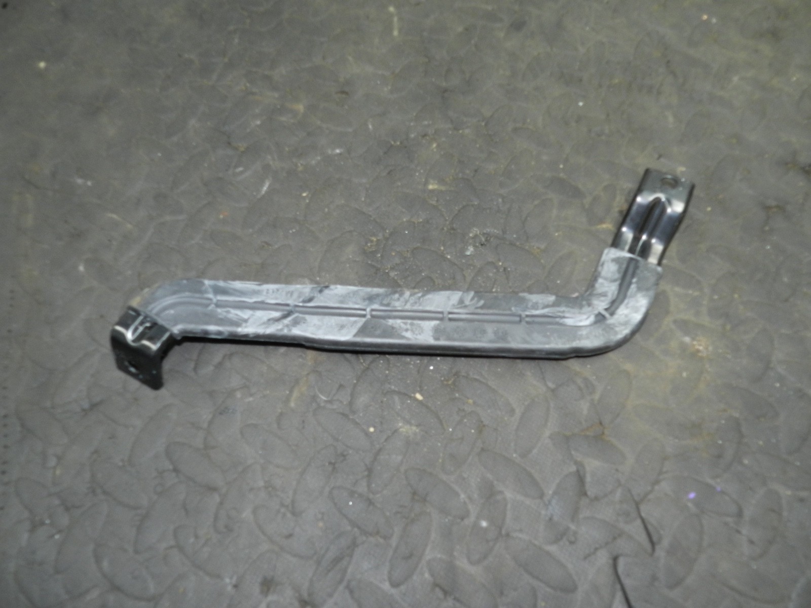 175. 2006 BMW 330 D E90. BATTERY CLAMP