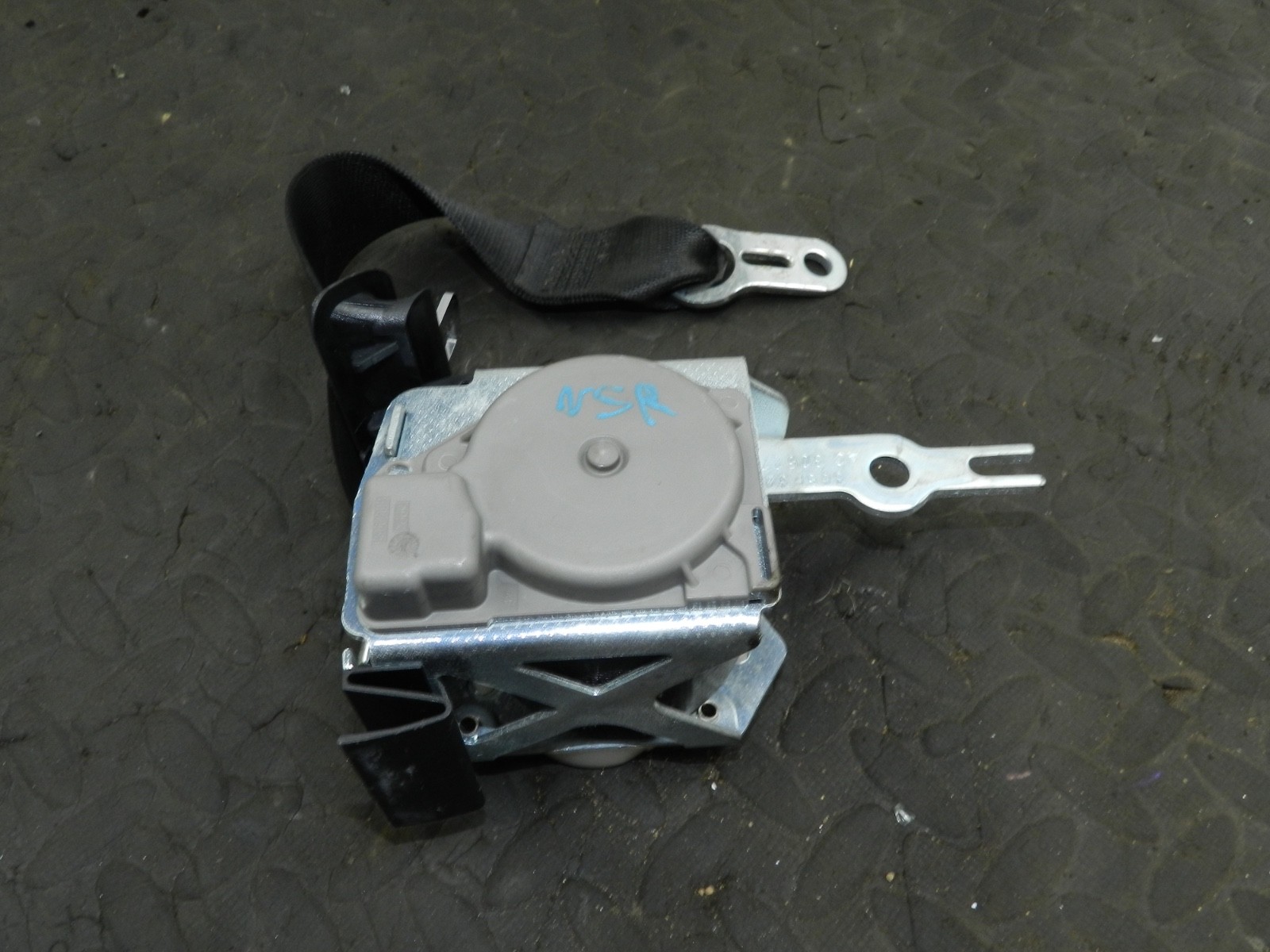 175. 2006 BMW 330 D E90. PASSENGER SIDE REAR SEAT BELT
