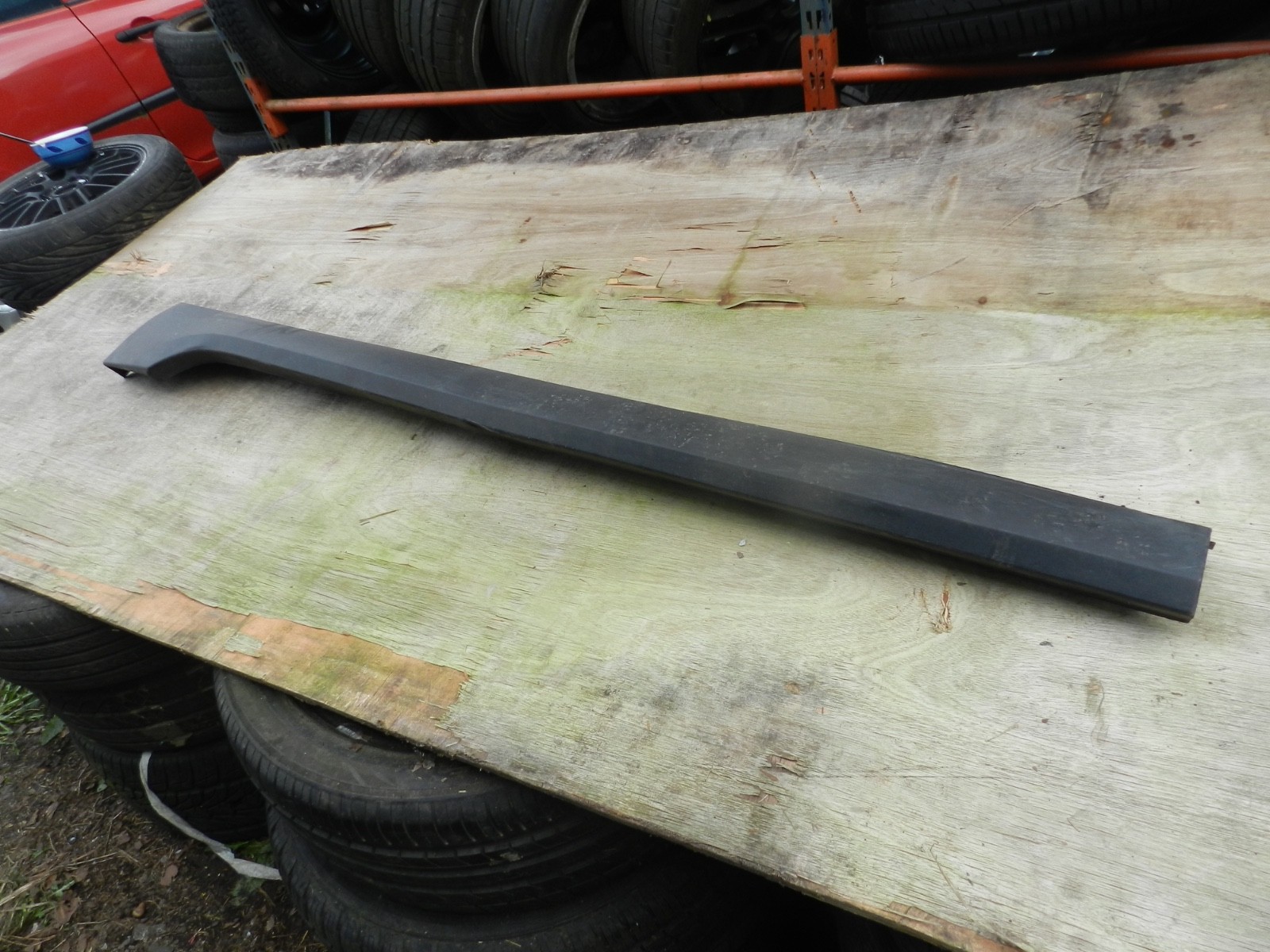 550010 82018Z03 PEUGEOT 2008 DRIVER SIDE SKIRT SILL BLACK TRIM - Image 4