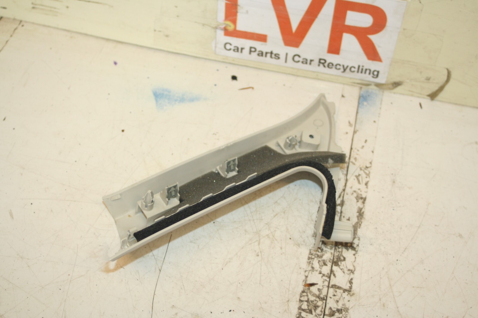 (6B) 2013 FORD FOCUS 1.0 ECOBOOST. NEAR SIDE PASSENGER SIDE REAR PILLAR TRIM - Image 2