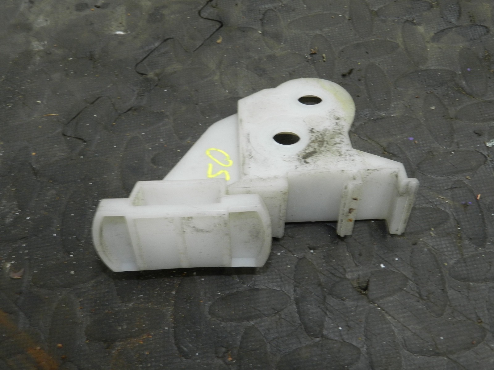 176. 2001 BMW 330D E46. DRIVER SIDE BUMPER MOUNT