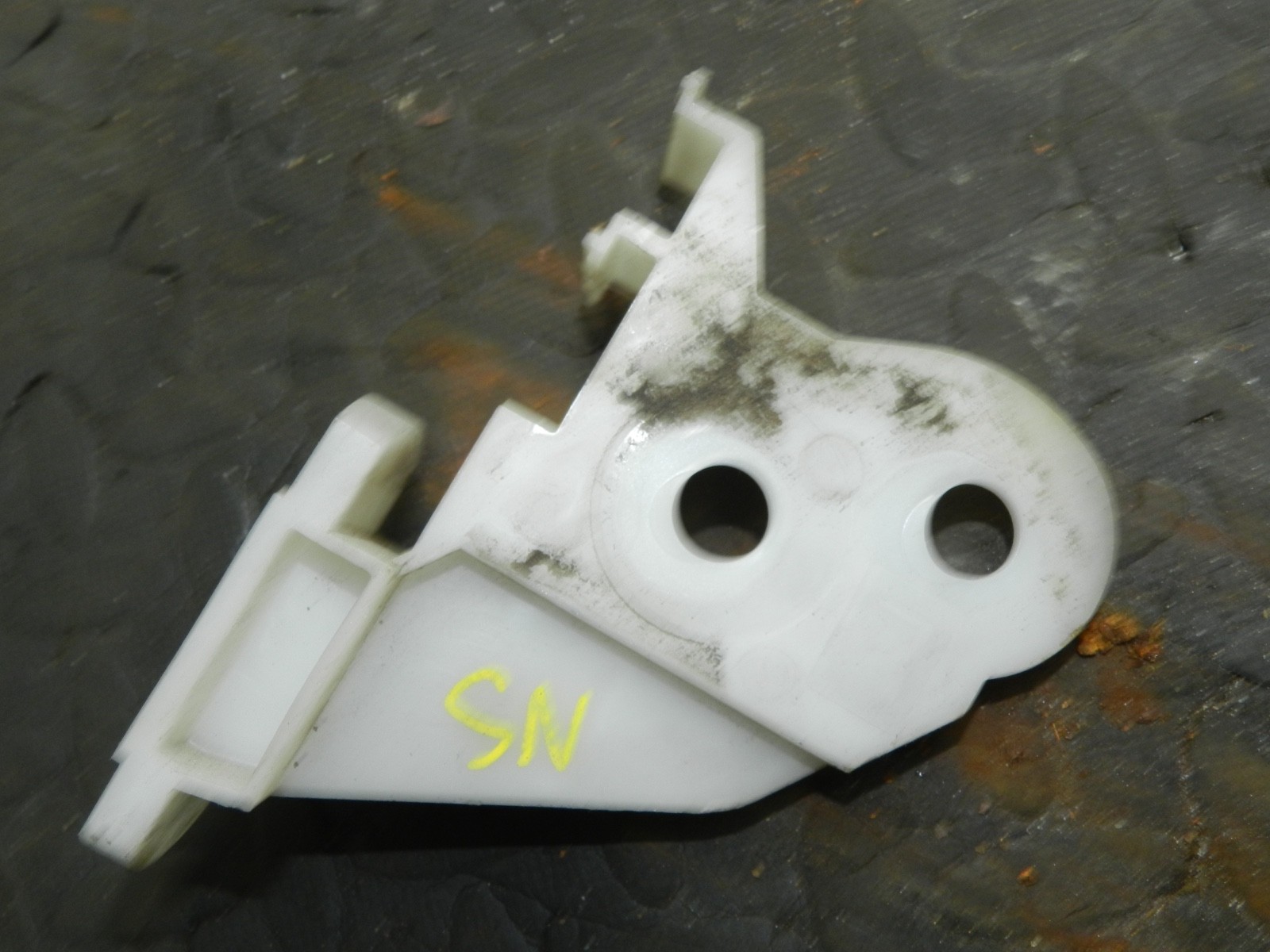 176. 2001 BMW 330D E46. PASSENGER SIDE BUMPER MOUNT