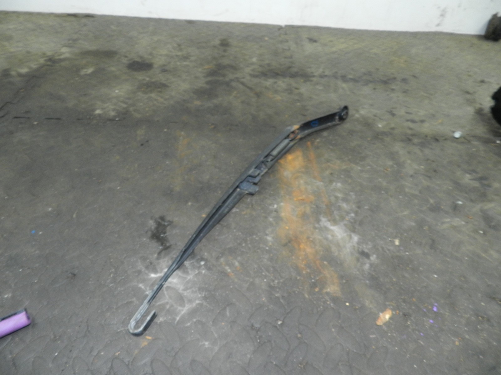 176. 2001 BMW 330D E46. DRIVER SIDE WIPER ARM