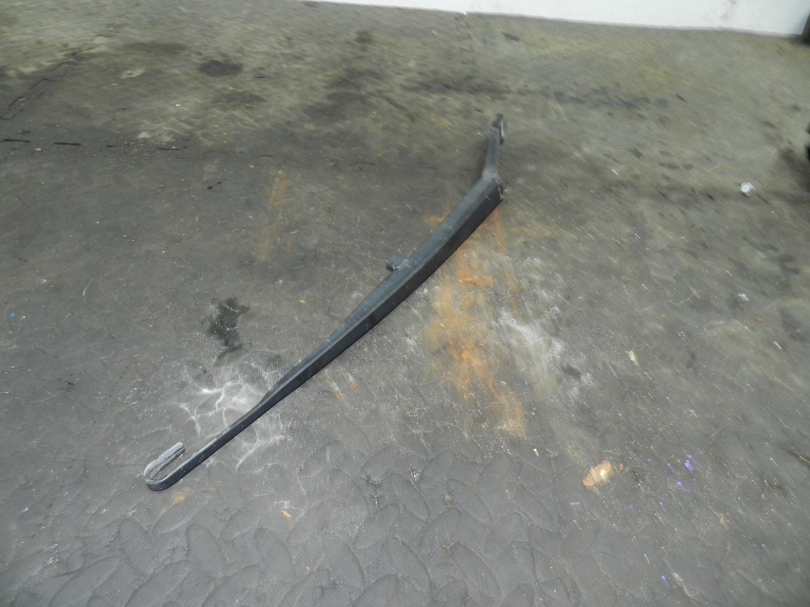 176. 2001 BMW 330D E46. DRIVER SIDE WIPER ARM - Image 2