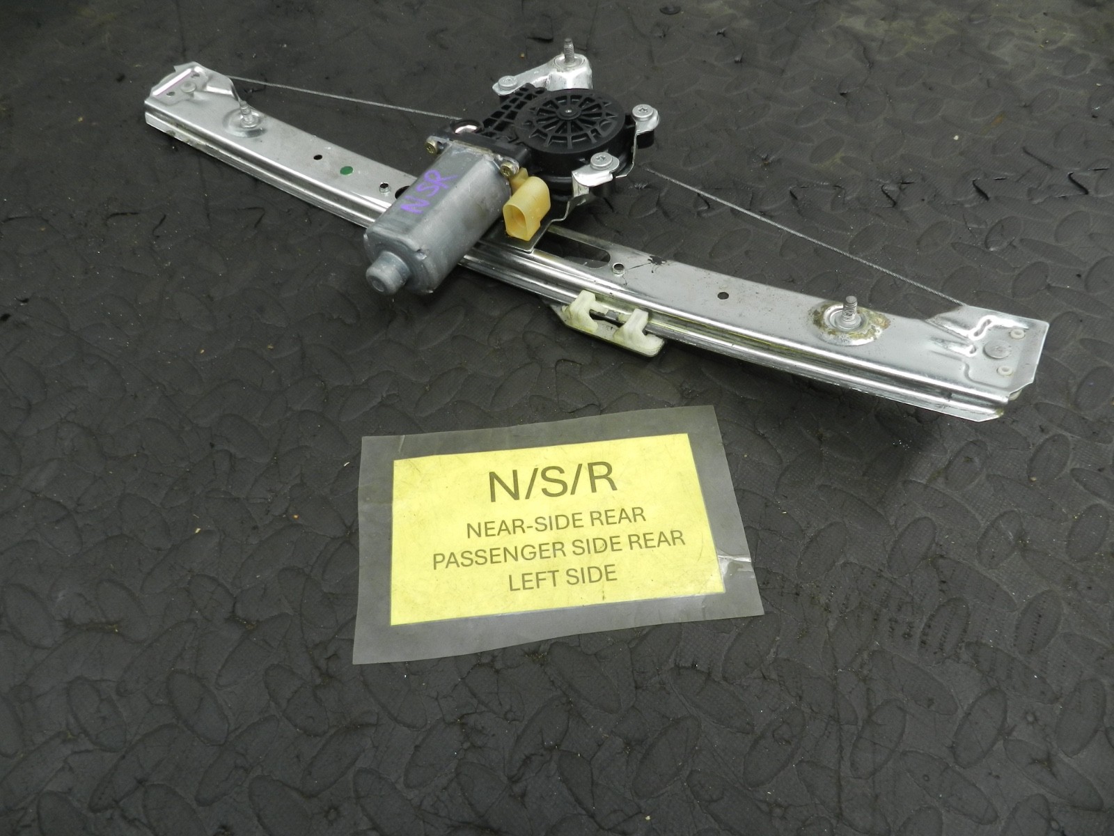 176. 2001 BMW 330D E46. PASSENGER SIDE REAR DOOR WINDOW REGULATOR