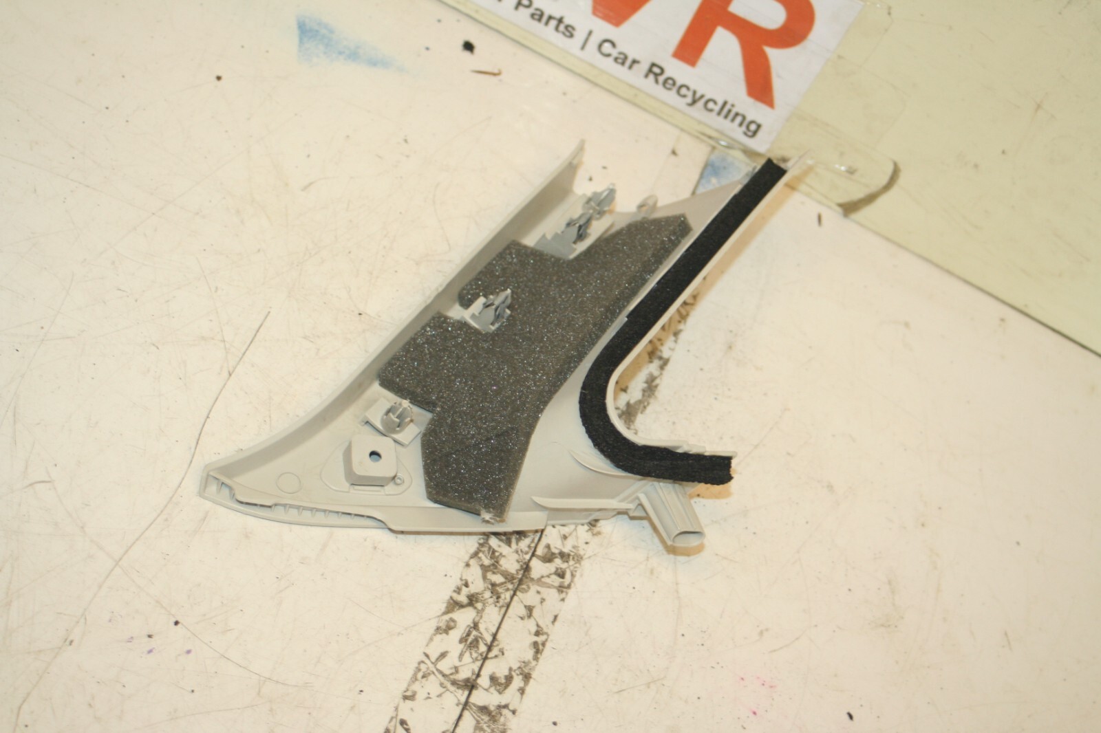 (6B) 2013 FORD FOCUS 1.0 ECOBOOST. OFF SIDE DRIVER SIDE REAR PILLAR TRIM - Image 2