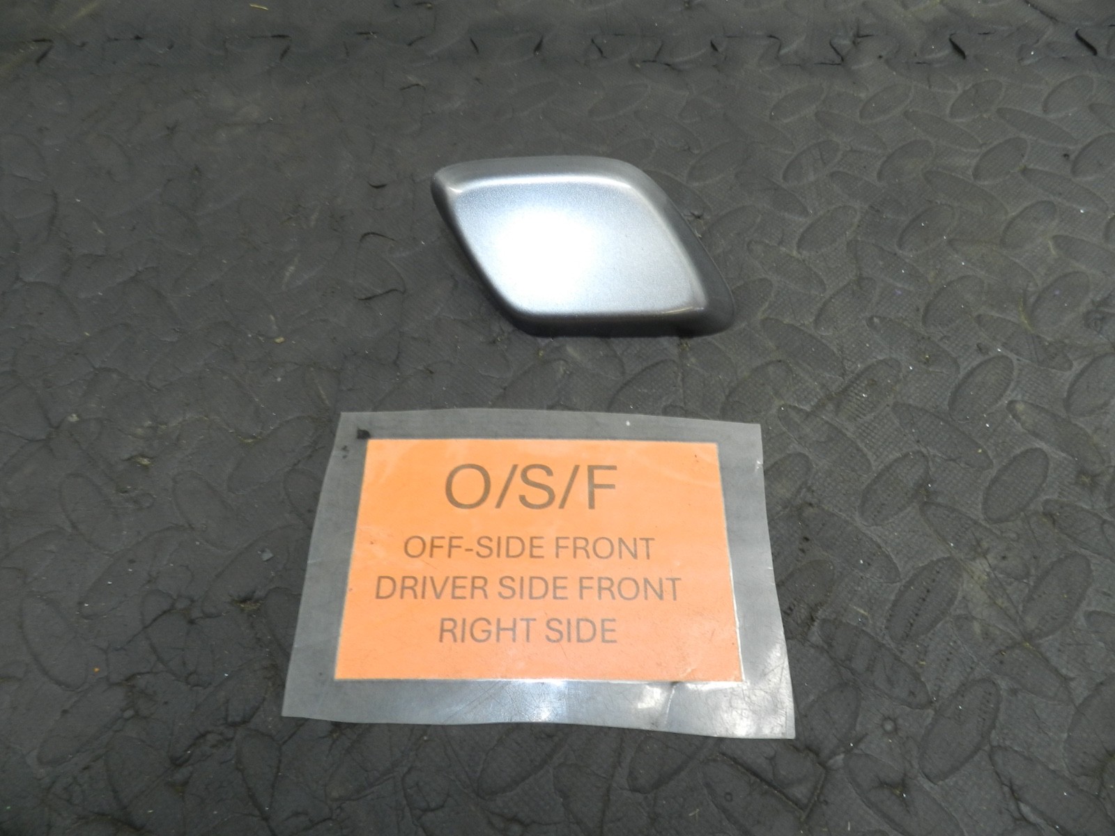 172. 2011 JEEP GRAND CHEROKEE MK4 WK2 DRIVER FRONT BUMPER HEADLIGHT WASHER COVER