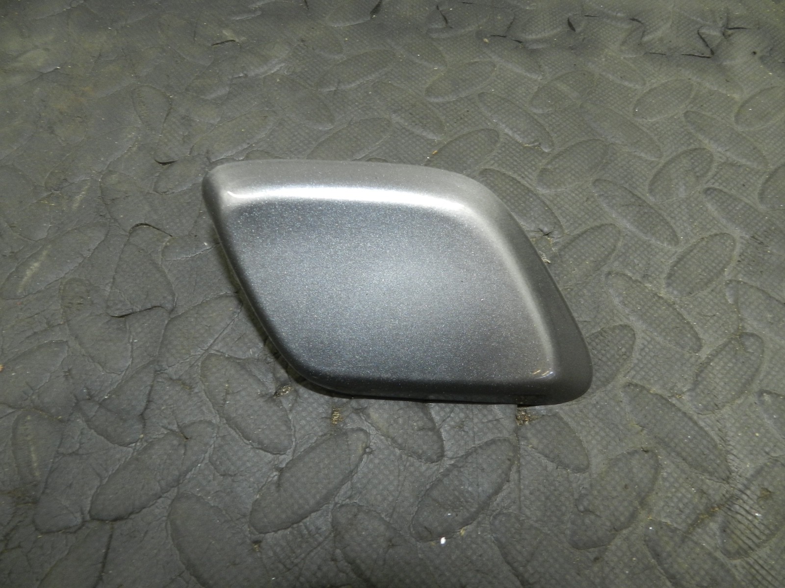 172. 2011 JEEP GRAND CHEROKEE MK4 WK2 DRIVER FRONT BUMPER HEADLIGHT WASHER COVER - Image 2