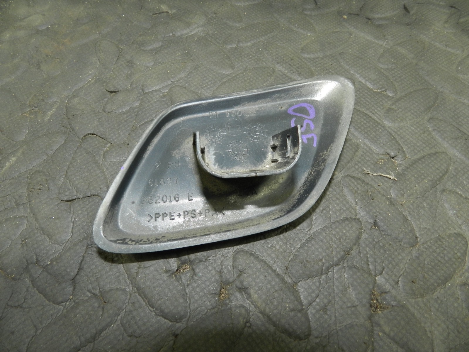 172. 2011 JEEP GRAND CHEROKEE MK4 WK2 DRIVER FRONT BUMPER HEADLIGHT WASHER COVER - Image 4