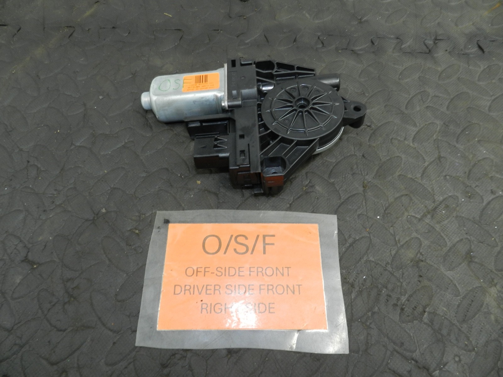 172. 2011 JEEP GRAND CHEROKEE MK4 WK2. DRIVER SIDE FRONT WINDOW MOTOR
