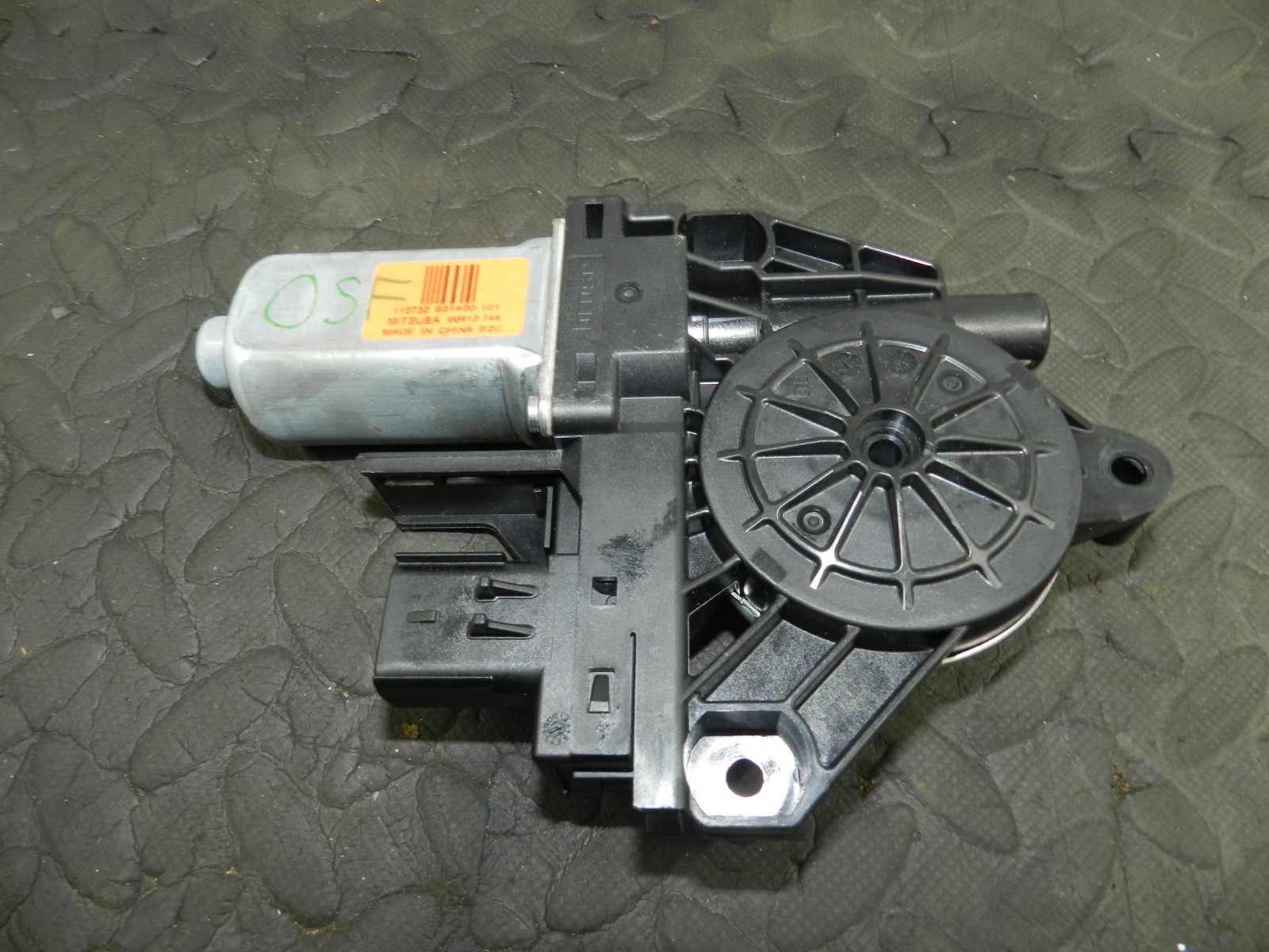 172. 2011 JEEP GRAND CHEROKEE MK4 WK2. DRIVER SIDE FRONT WINDOW MOTOR - Image 3