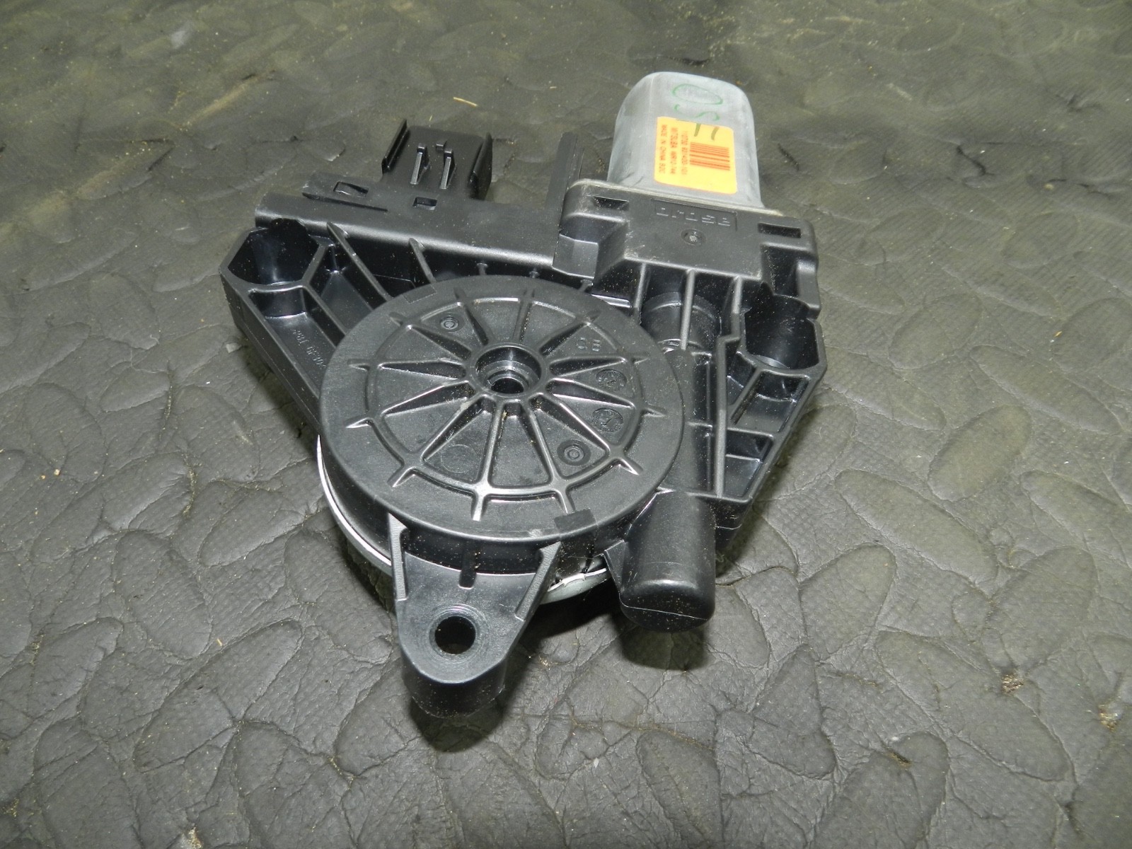 172. 2011 JEEP GRAND CHEROKEE MK4 WK2. DRIVER SIDE FRONT WINDOW MOTOR - Image 4