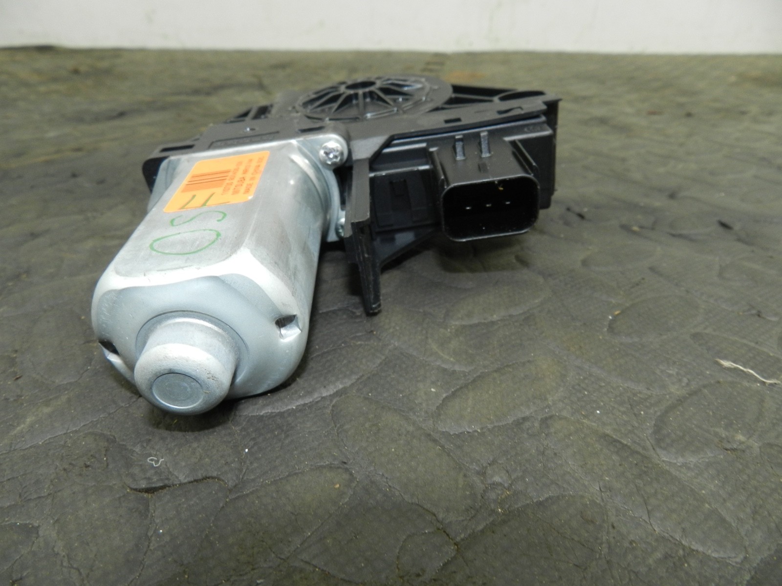 172. 2011 JEEP GRAND CHEROKEE MK4 WK2. DRIVER SIDE FRONT WINDOW MOTOR - Image 6