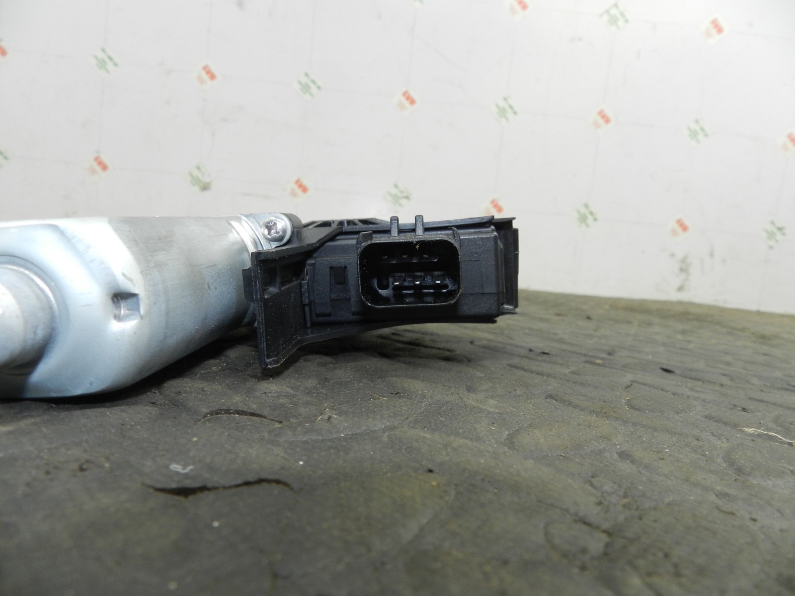 172. 2011 JEEP GRAND CHEROKEE MK4 WK2. DRIVER SIDE FRONT WINDOW MOTOR - Image 9