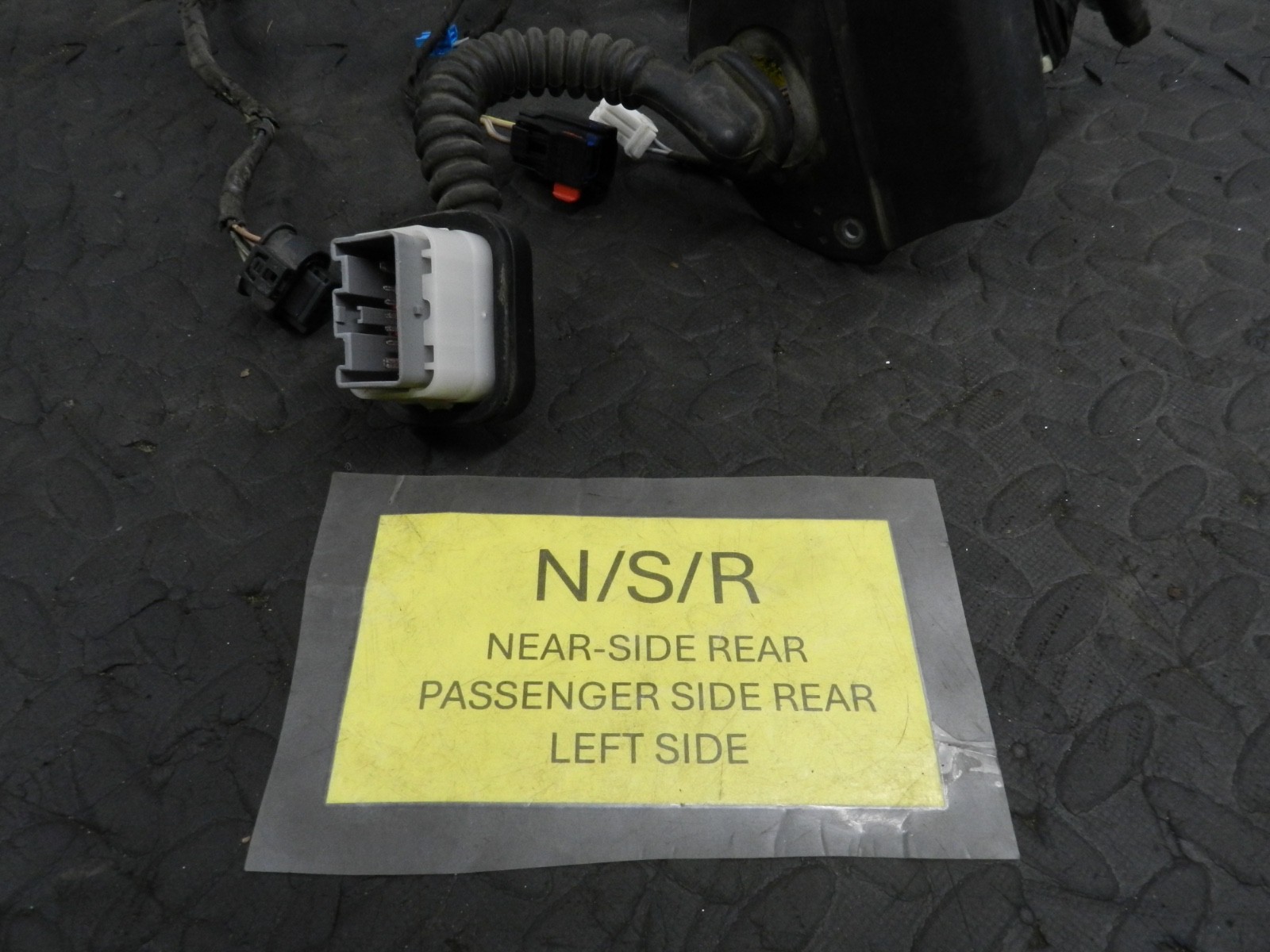 172. 2011 JEEP GRAND CHEROKEE MK4 WK2. PASSENGER SIDE REAR DOOR WIRING LOOM