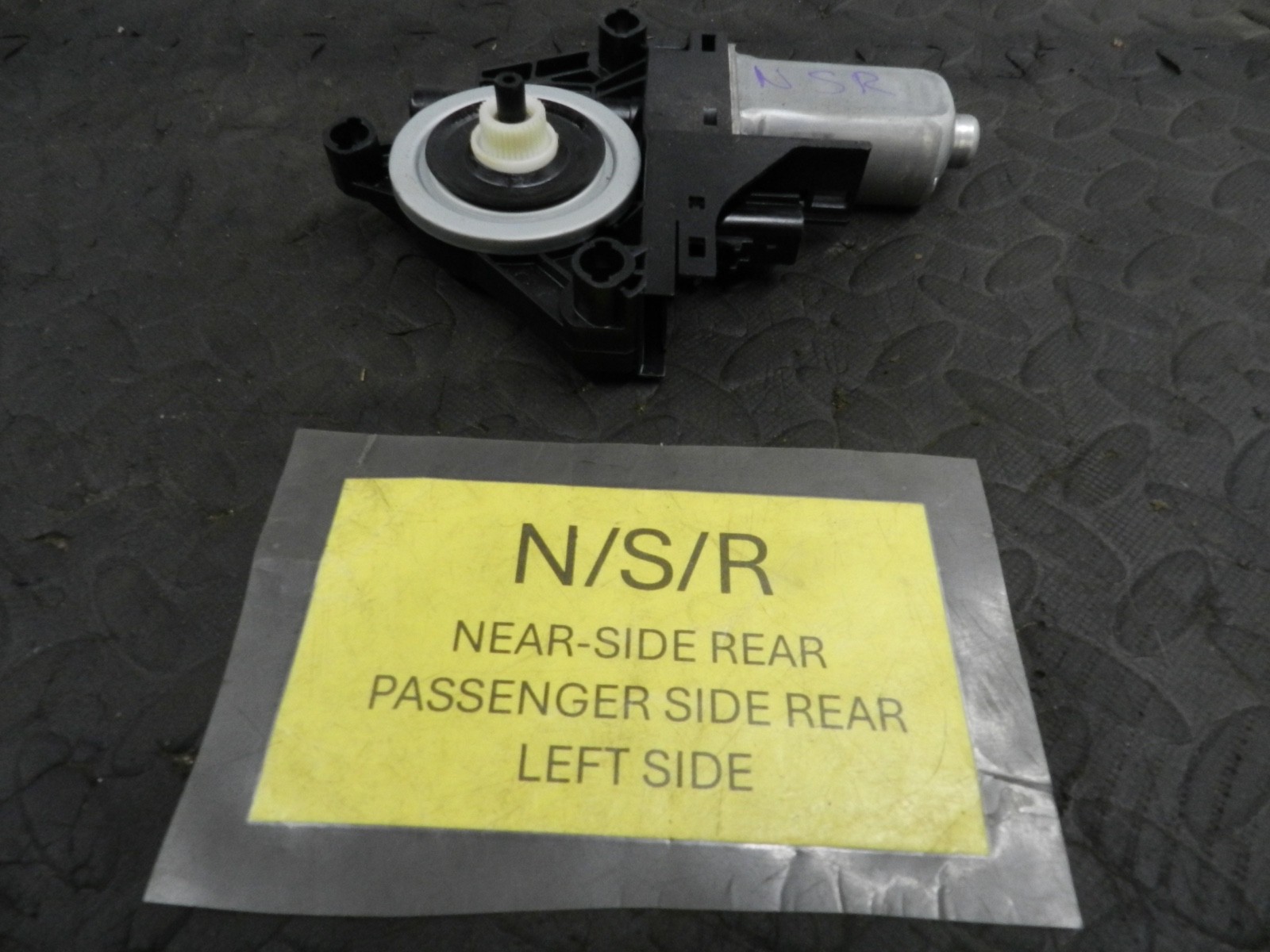 172. 2011 JEEP GRAND CHEROKEE MK4 WK2. PASSENGER SIDE REAR DOOR WINDOW MOTOR