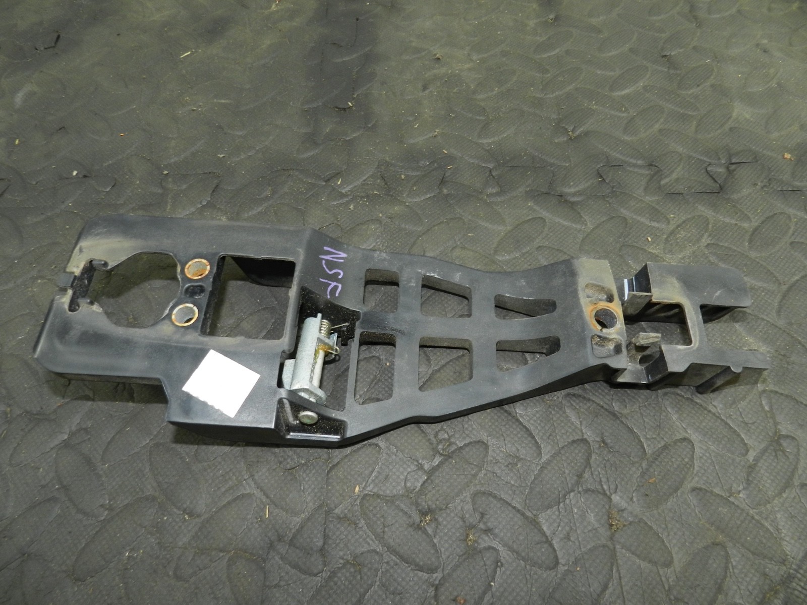 172. 2011 JEEP GRAND CHEROKEE MK4 WK2. PASSENGER SIDE FRONT DOOR HANDLE FRAME