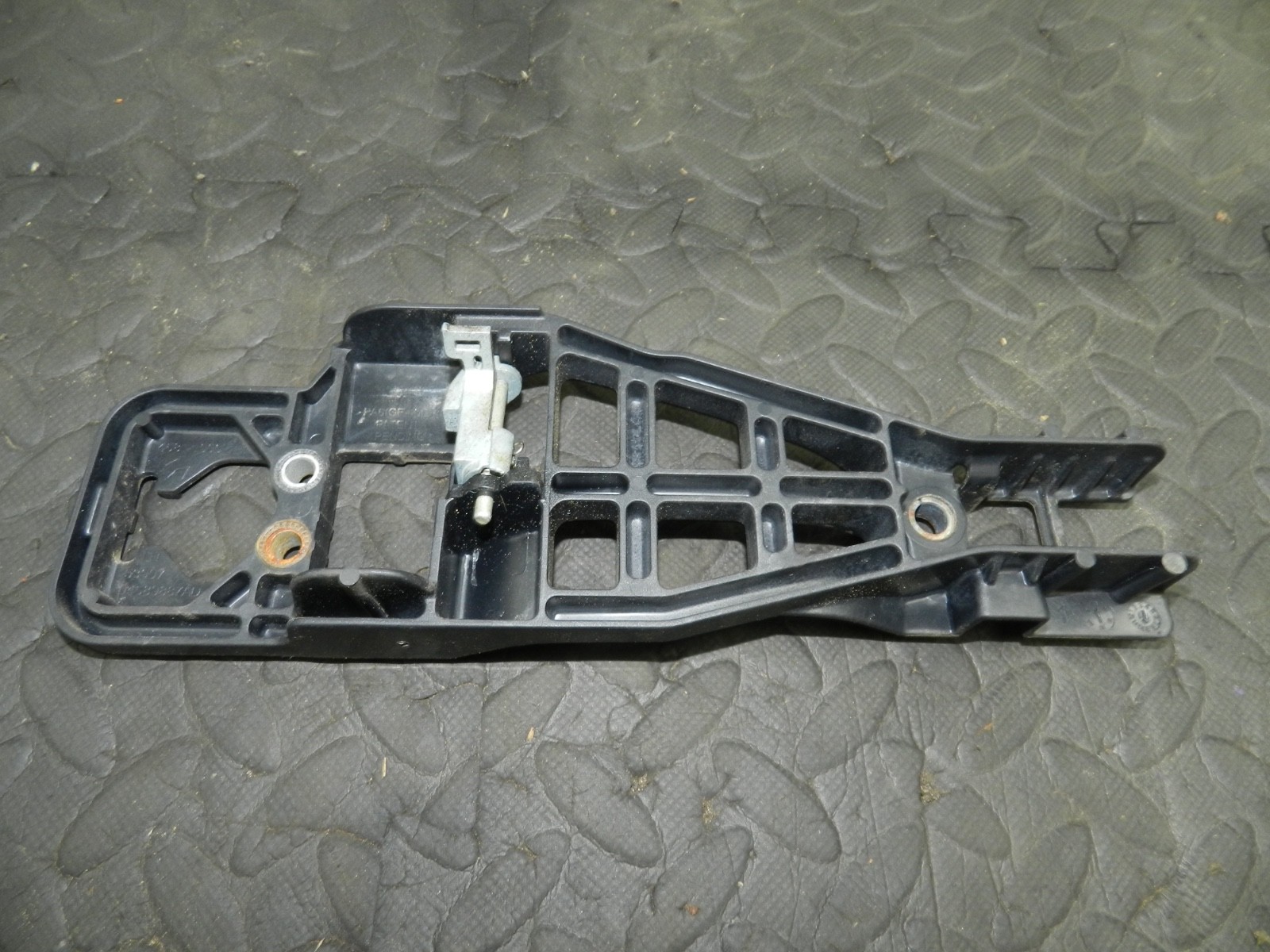 172. 2011 JEEP GRAND CHEROKEE MK4 WK2. PASSENGER SIDE FRONT DOOR HANDLE FRAME - Image 2
