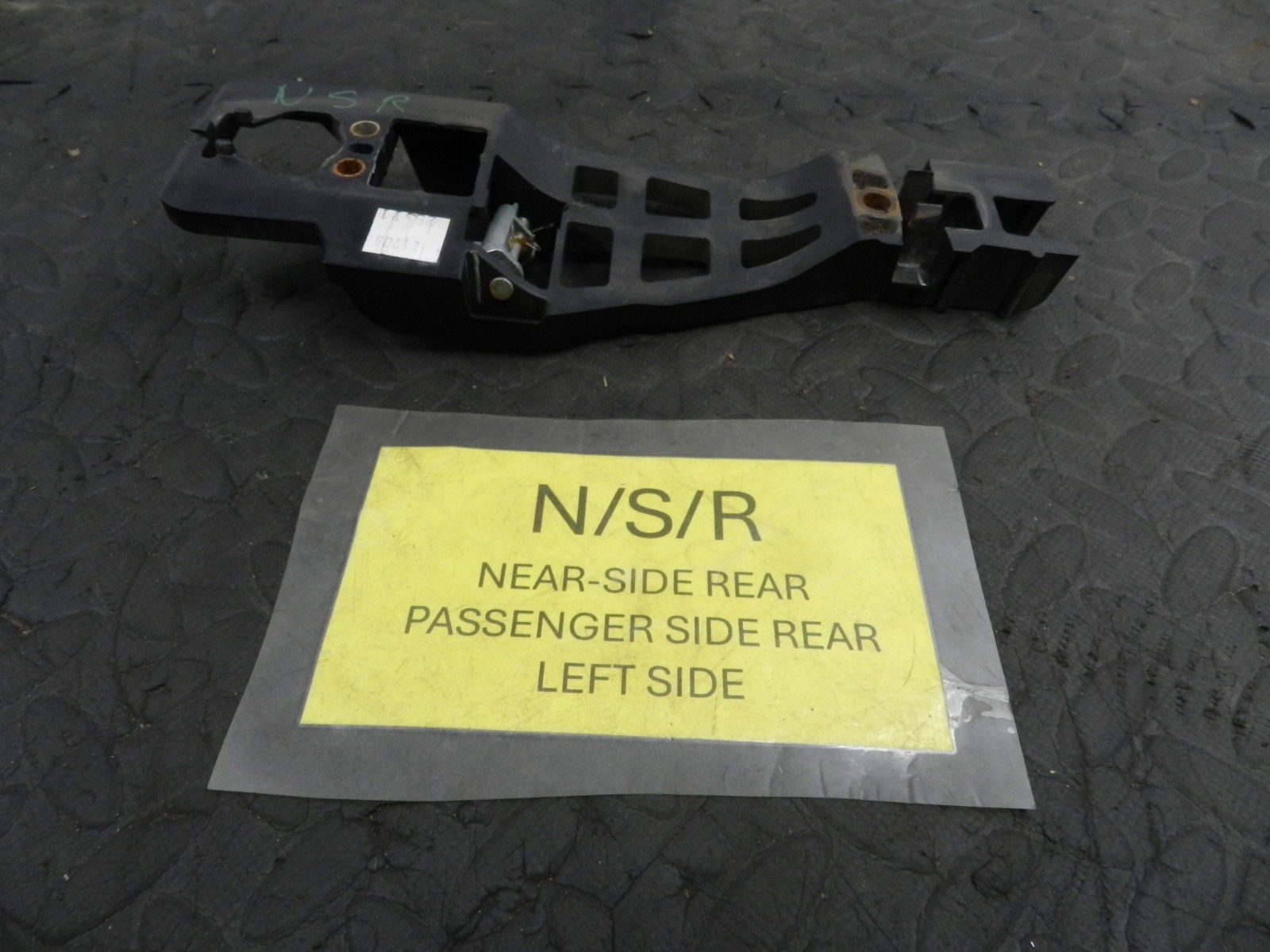 172. 2011 JEEP GRAND CHEROKEE MK4 WK2. PASSENGER SIDE REAR DOOR HANDLE FRAME