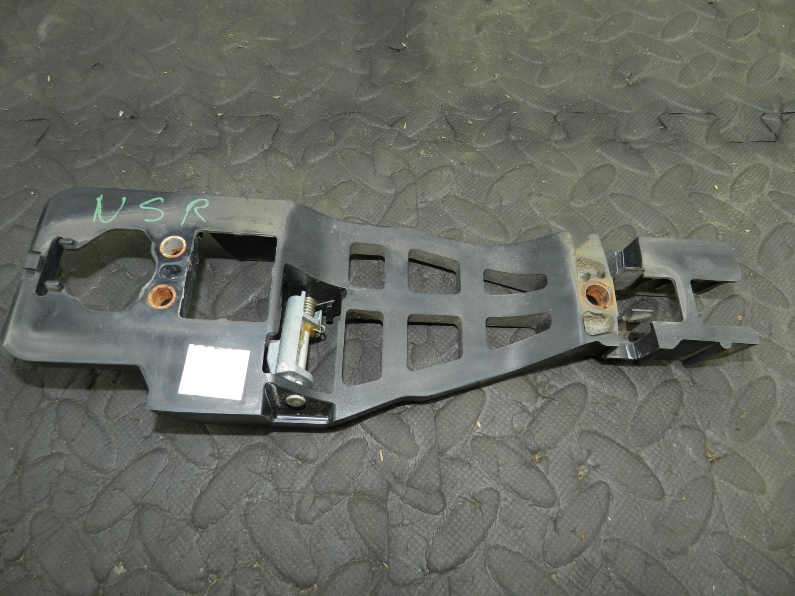 172. 2011 JEEP GRAND CHEROKEE MK4 WK2. PASSENGER SIDE REAR DOOR HANDLE FRAME - Image 2