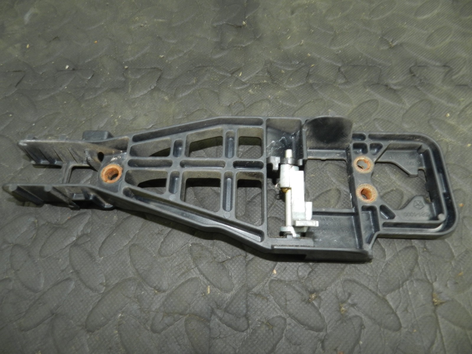 172. 2011 JEEP GRAND CHEROKEE MK4 WK2. PASSENGER SIDE REAR DOOR HANDLE FRAME - Image 3