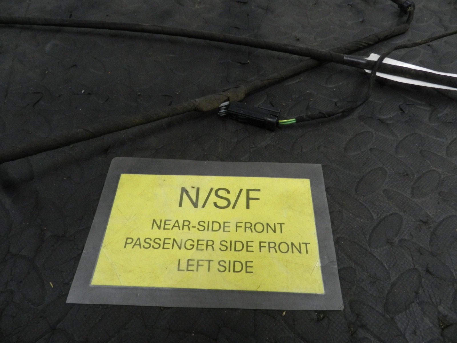 172. 2011 JEEP GRAND CHEROKEE MK4 WK2. PASSENGER SIDE FRONT DOOR WIRING