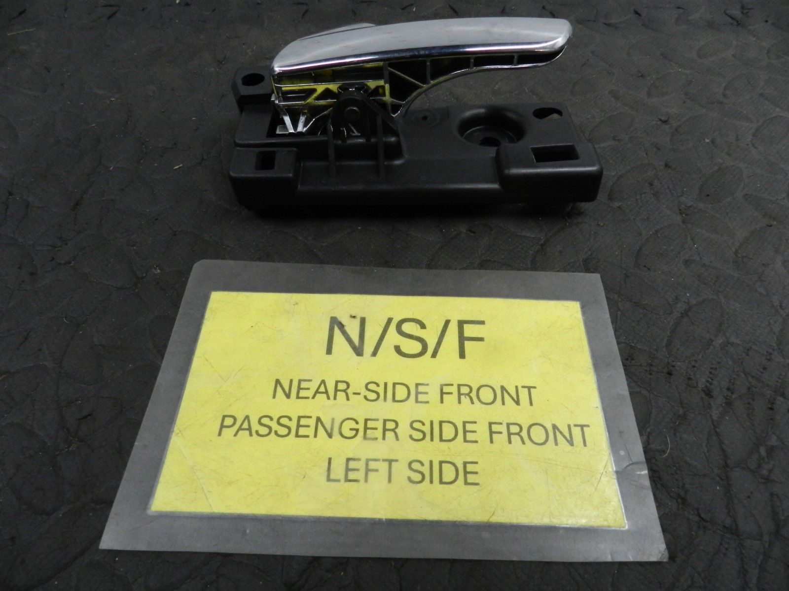 172. 2011 JEEP GRAND CHEROKEE MK4 WK2. PASSENGER SIDE FRONT DOOR HANDLE INTERNAL