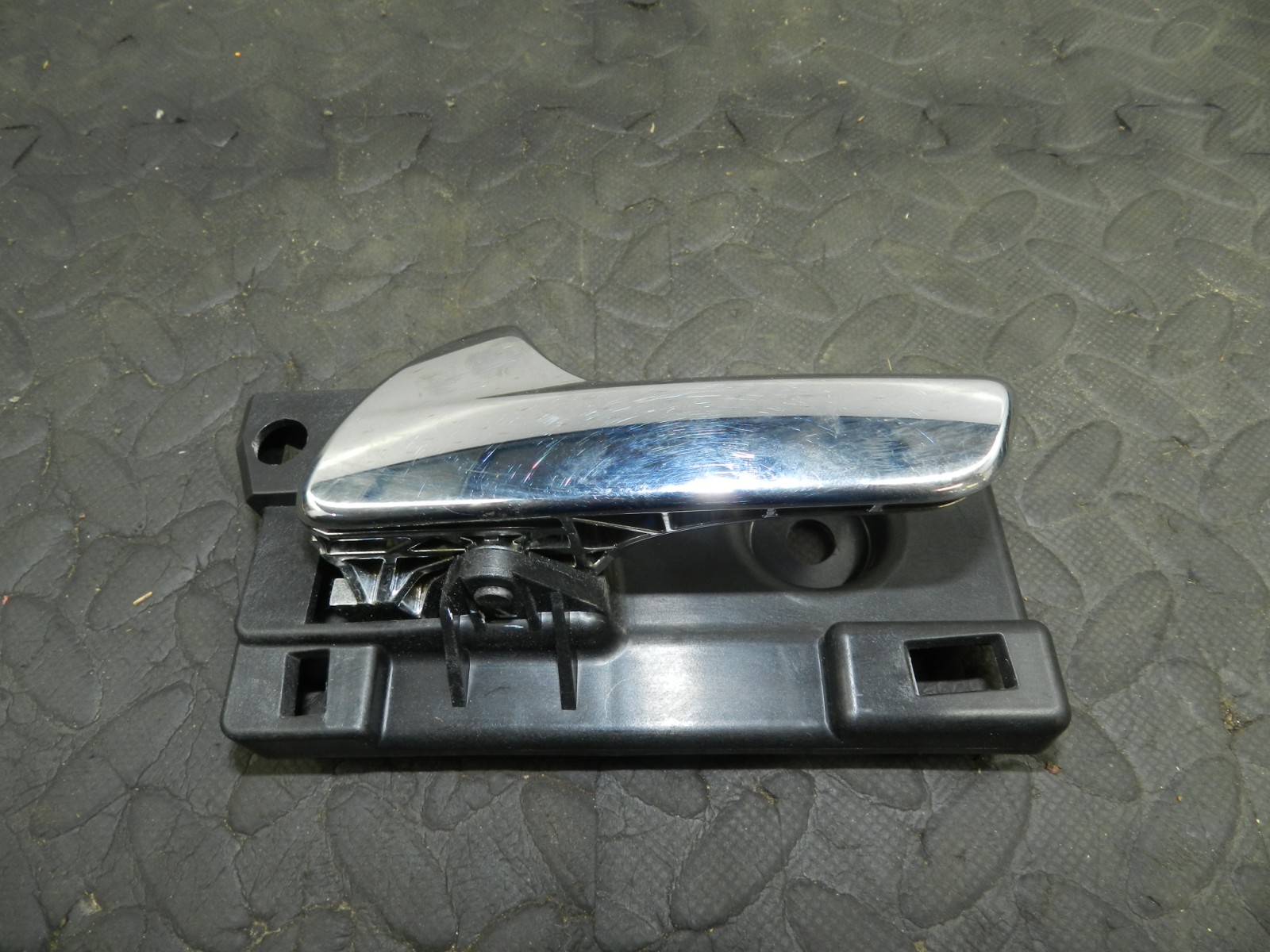 172. 2011 JEEP GRAND CHEROKEE MK4 WK2. PASSENGER SIDE FRONT DOOR HANDLE INTERNAL - Image 2