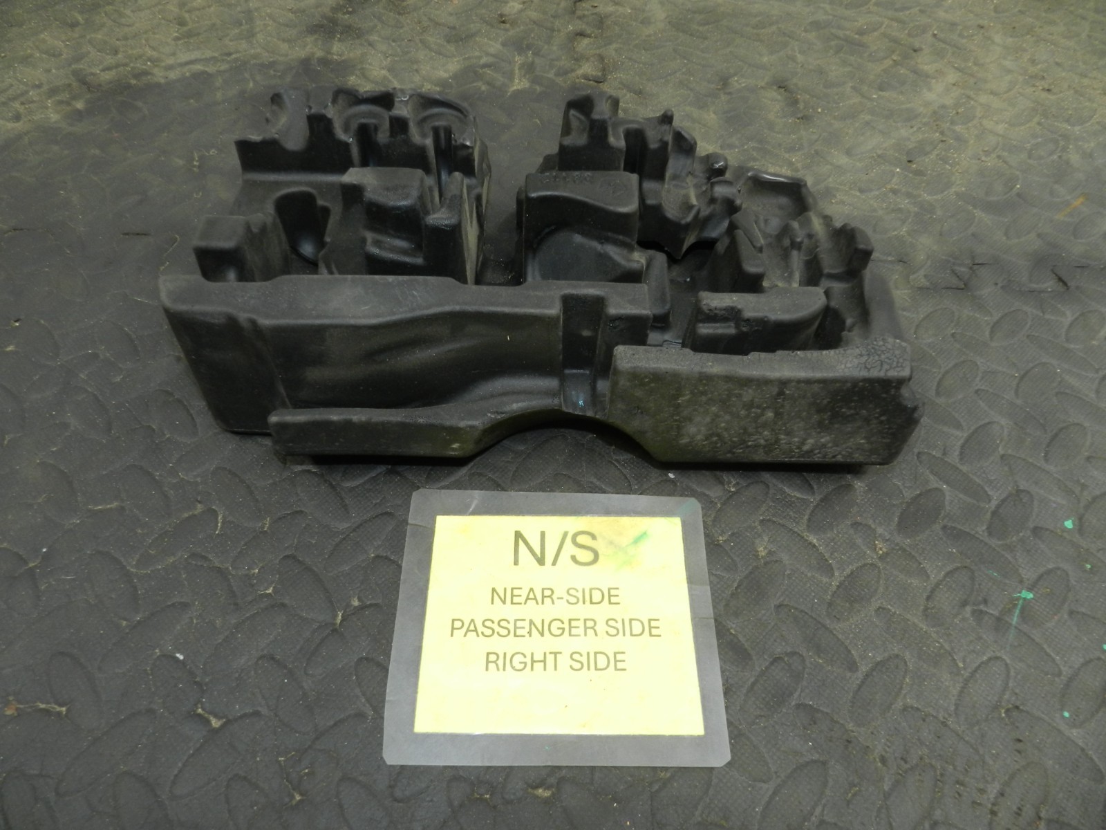172. 2011 JEEP GRAND CHEROKEE MK4 WK2. PASSENGER SIDE ENGINE FOAM COVER