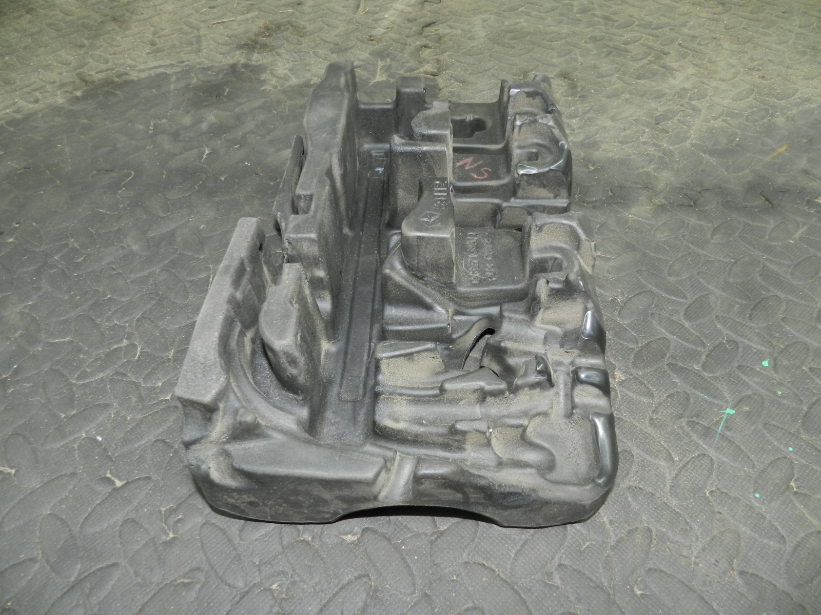 172. 2011 JEEP GRAND CHEROKEE MK4 WK2. PASSENGER SIDE ENGINE FOAM COVER - Image 2