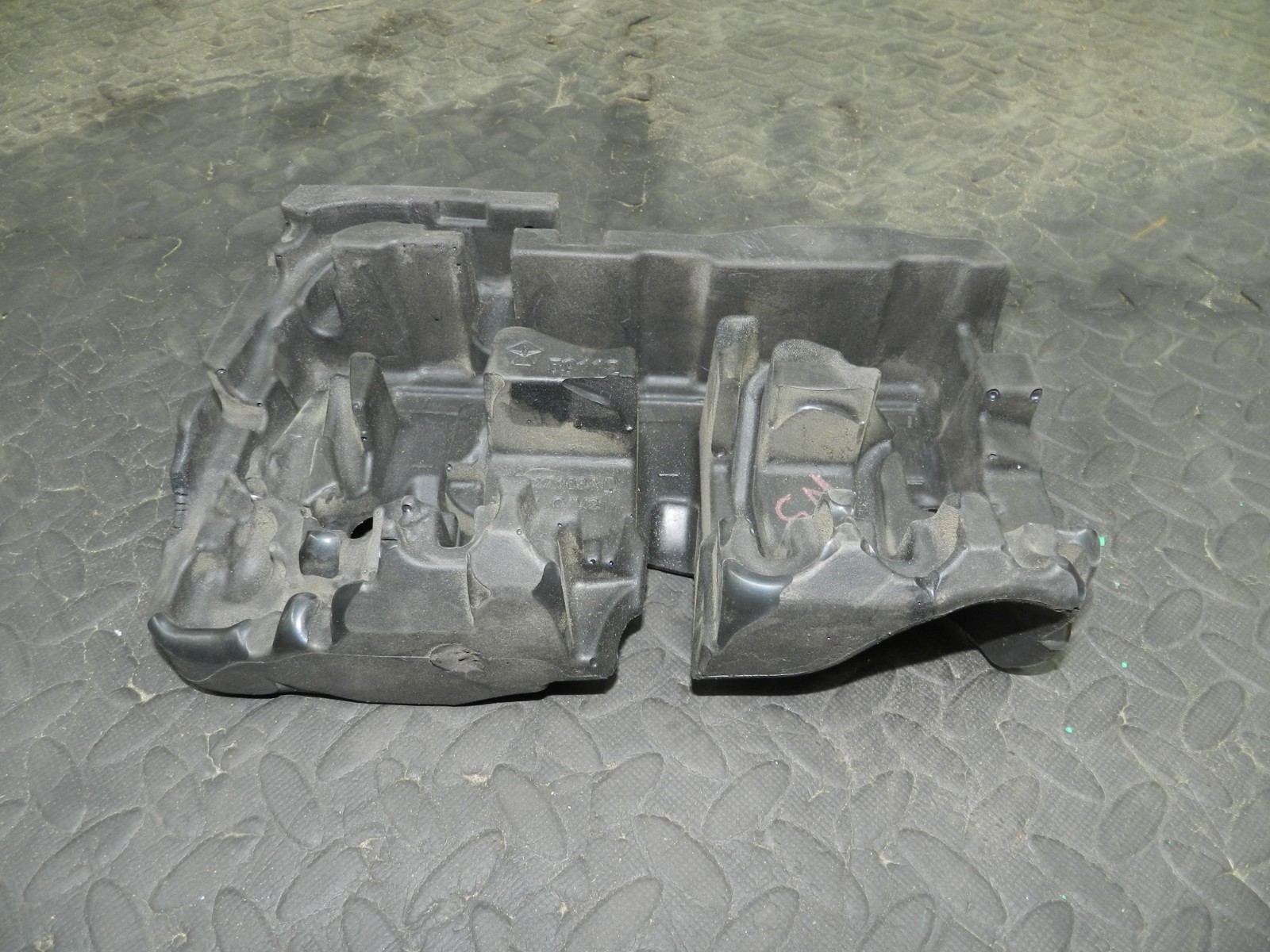 172. 2011 JEEP GRAND CHEROKEE MK4 WK2. PASSENGER SIDE ENGINE FOAM COVER - Image 3