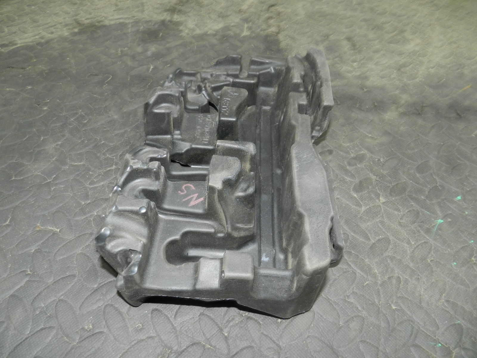 172. 2011 JEEP GRAND CHEROKEE MK4 WK2. PASSENGER SIDE ENGINE FOAM COVER - Image 4