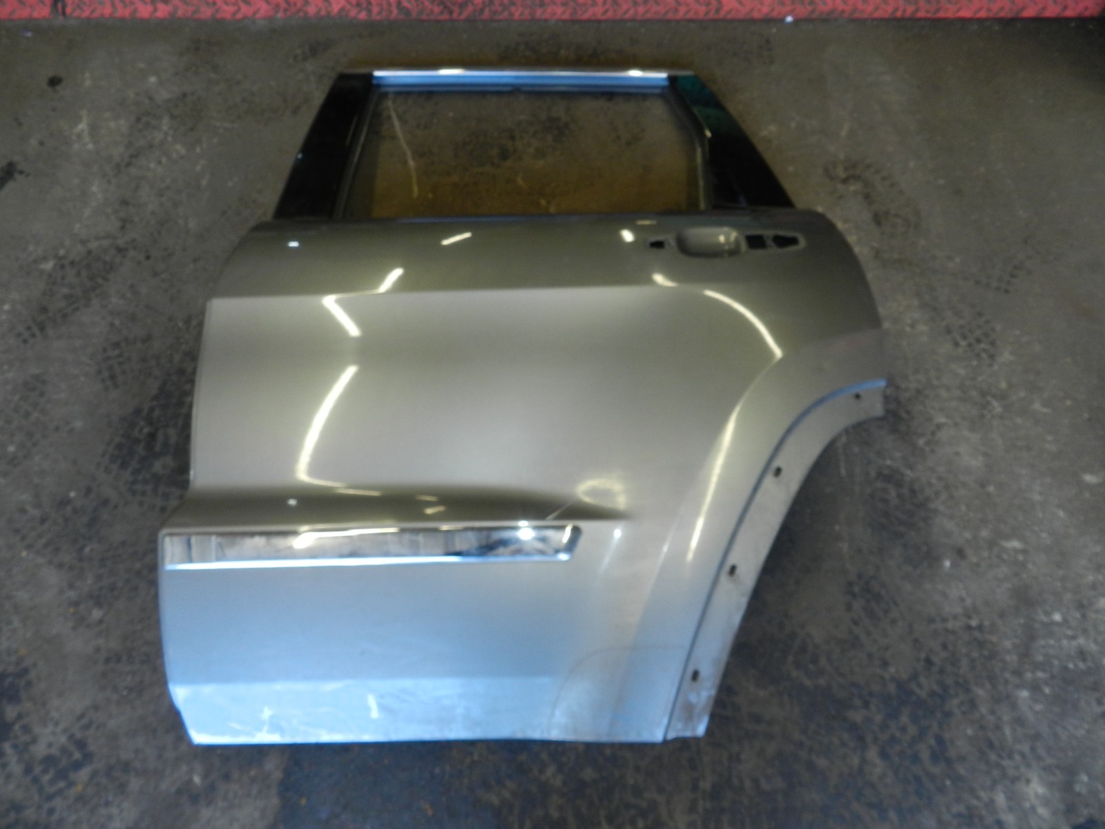 172. 2011 JEEP GRAND CHEROKEE MK4 WK2. PASSENGER SIDE REAR DOOR SHELL IN GREY