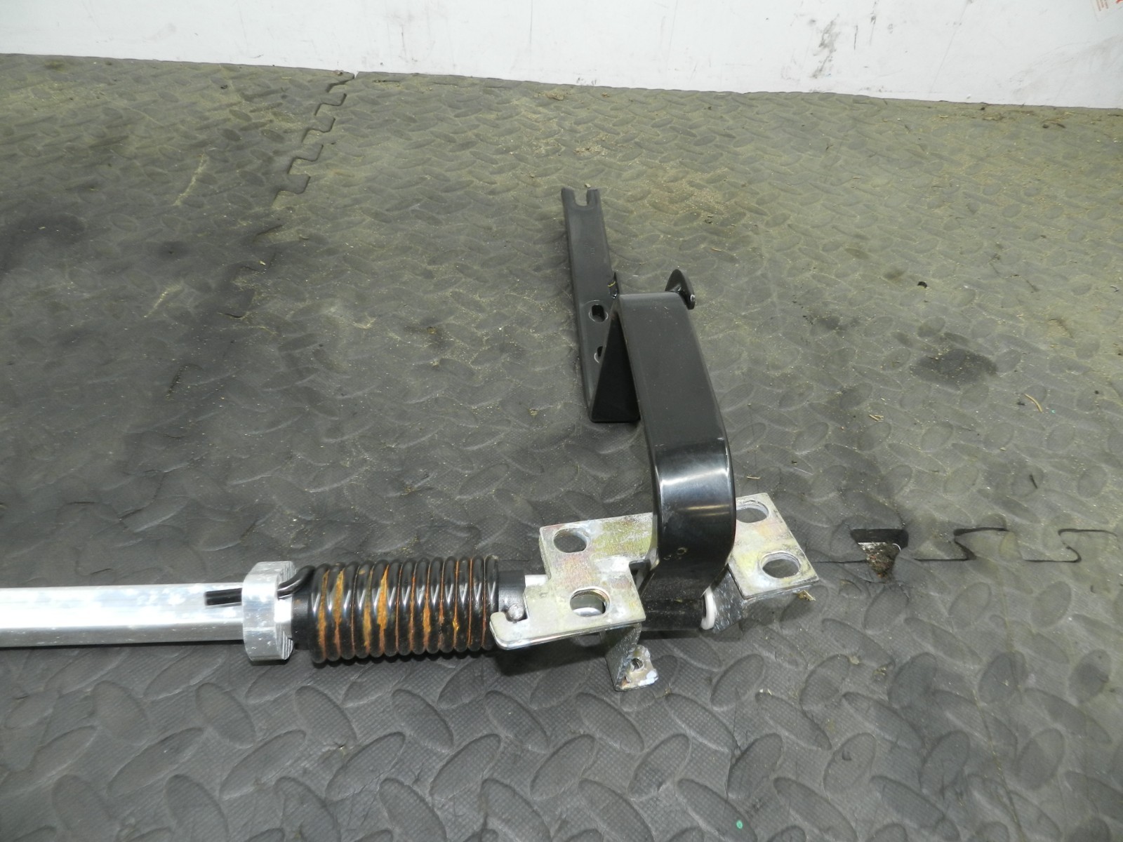 177. 2000 SAAB 9-3 CONVERTIBLE YS3D. CONVERTIBLE STORAGE LID HINGE MECHANISM