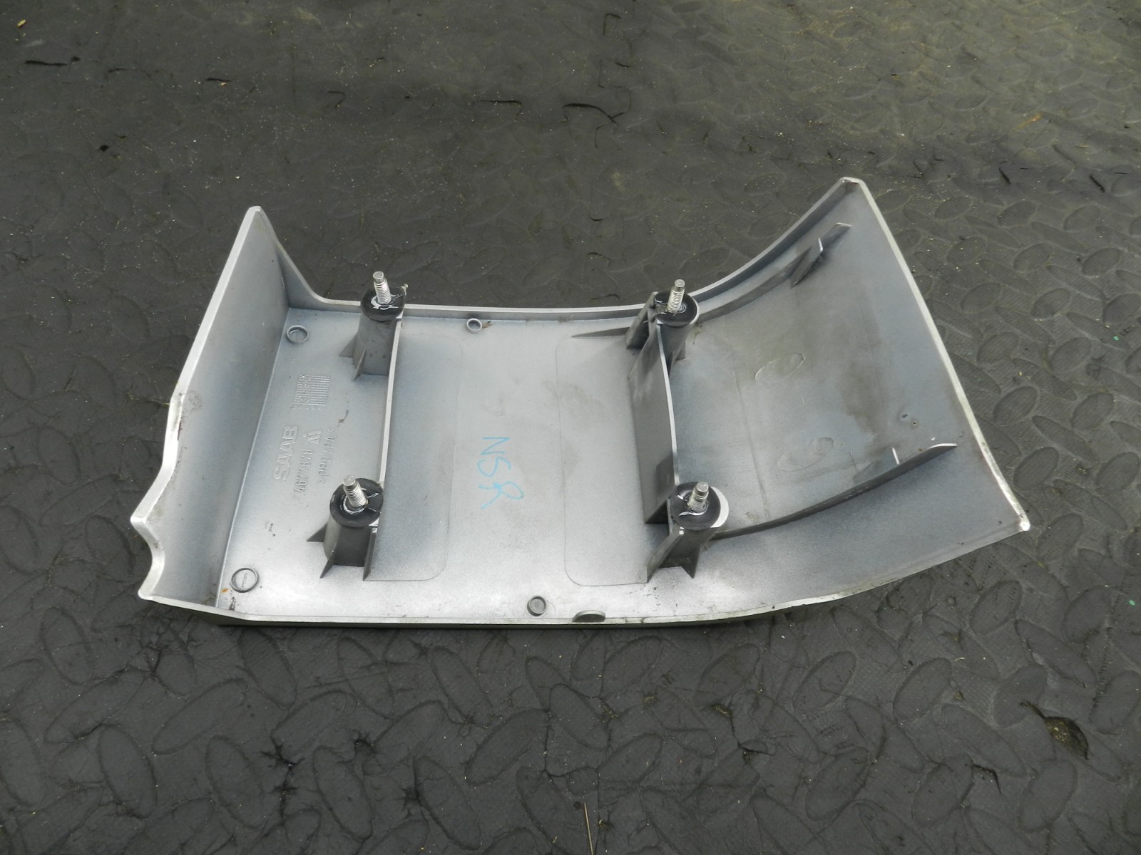 177. 2000 SAAB 9-3 CONVERTIBLE YS3D. PASSENGER SIDE REAR LOWER LIGHT TRIM SILVER - Image 3