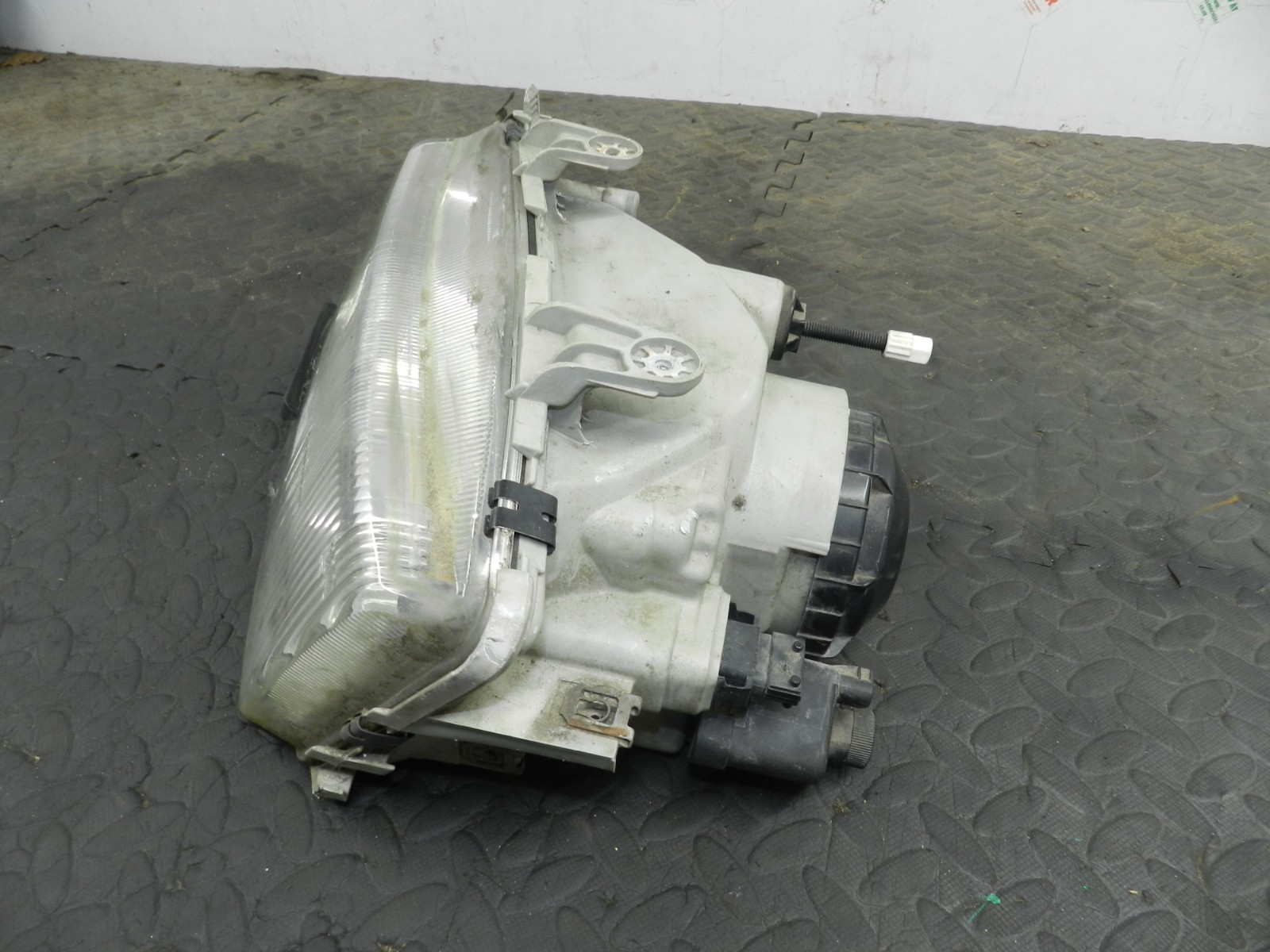 177. 2000 SAAB 9-3 CONVERTIBLE YS3D. PASSENGER SIDE HEAD LIGHT - Image 2