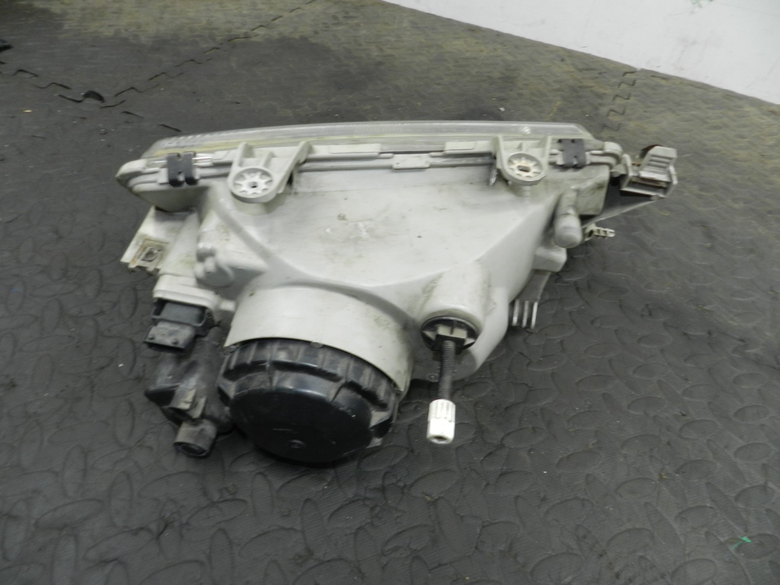 177. 2000 SAAB 9-3 CONVERTIBLE YS3D. PASSENGER SIDE HEAD LIGHT - Image 3