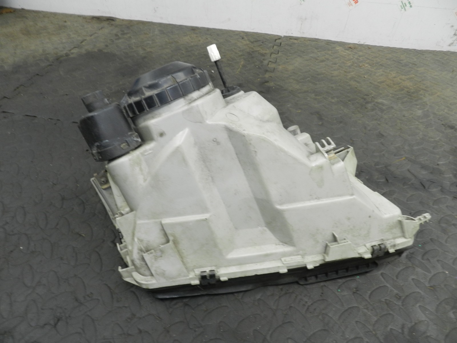 177. 2000 SAAB 9-3 CONVERTIBLE YS3D. PASSENGER SIDE HEAD LIGHT - Image 4