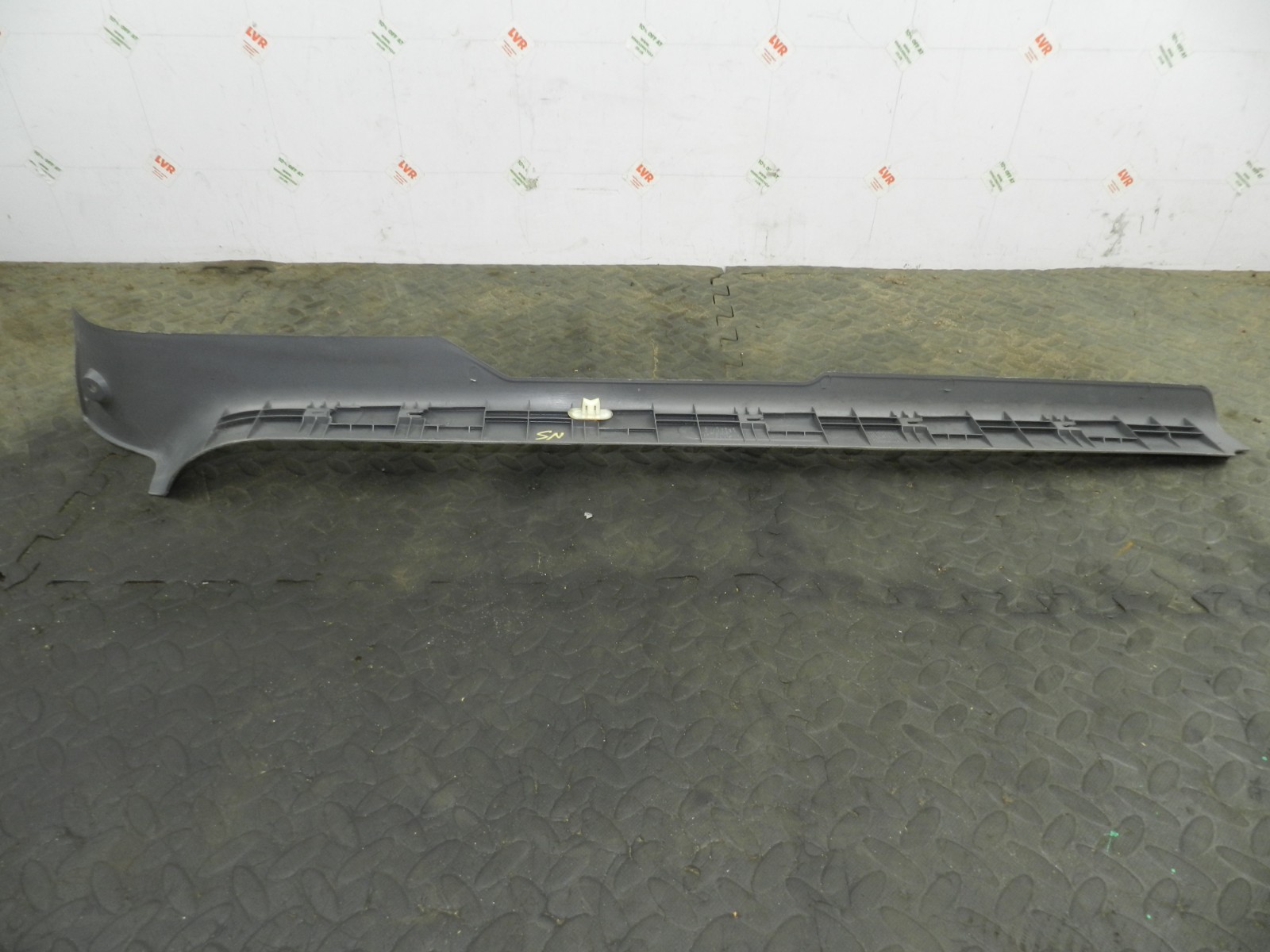 177. 2000 SAAB 9-3 CONVERTIBLE YS3D. PASSENGER SIDE SILL TRIM - Image 2