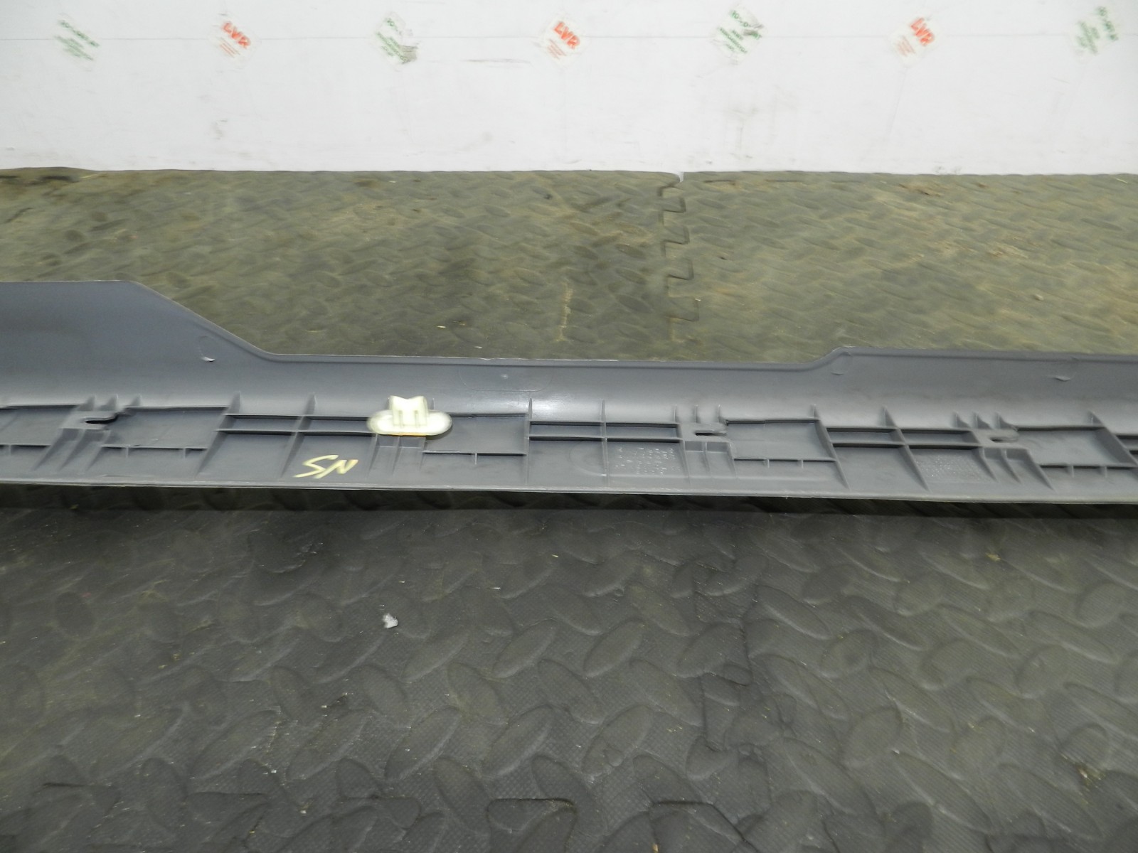 177. 2000 SAAB 9-3 CONVERTIBLE YS3D. PASSENGER SIDE SILL TRIM - Image 4