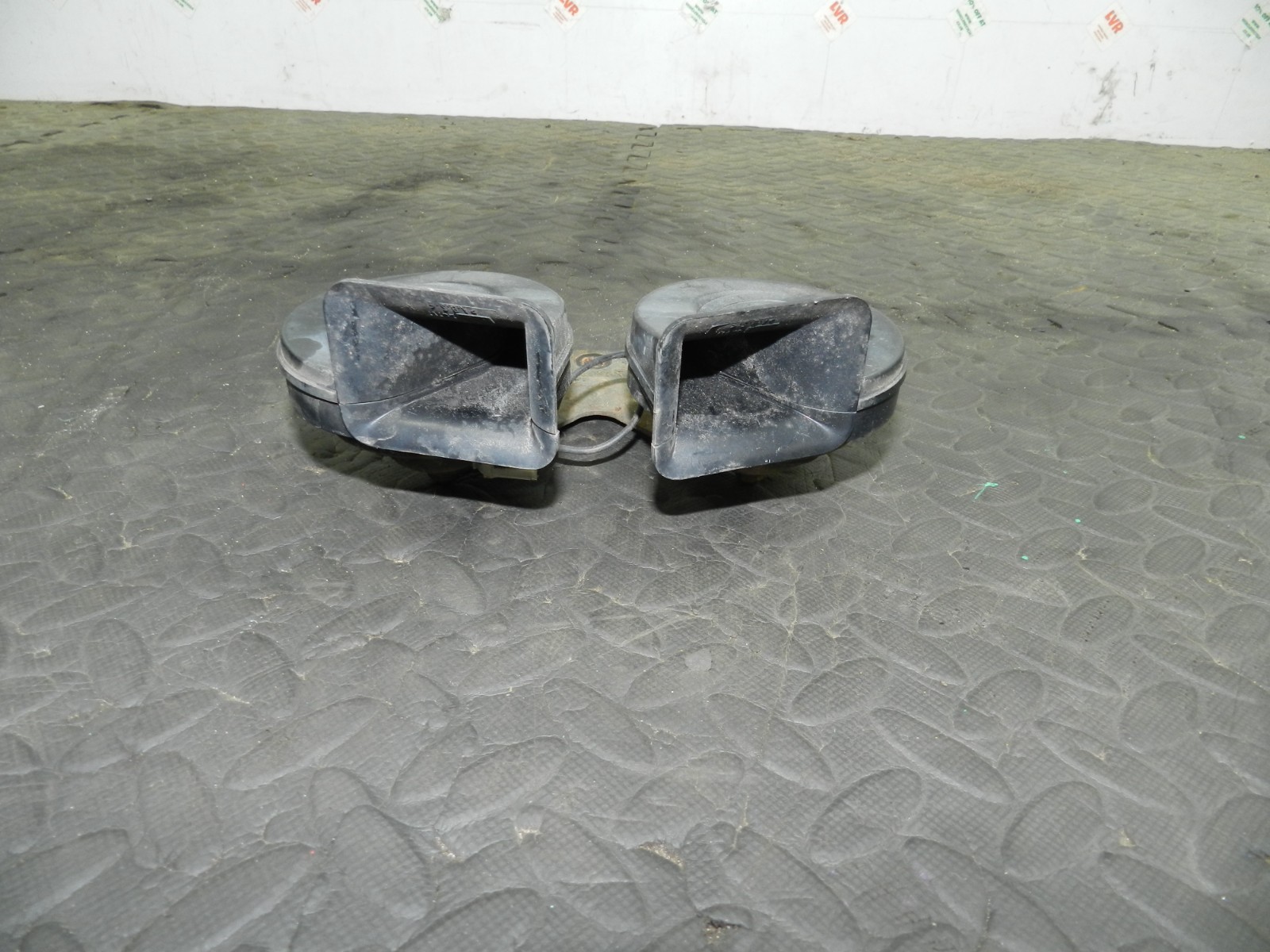 177. 2000 SAAB 9-3 CONVERTIBLE YS3D. PAIR OF HORNS - Image 2