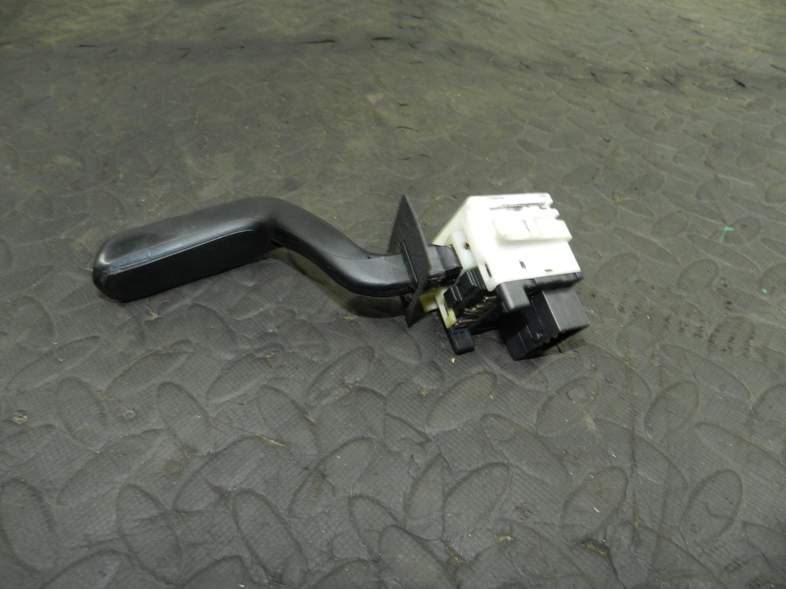 177. 2000 SAAB 9-3 CONVERTIBLE YS3D. INDICATOR STALK - Image 2