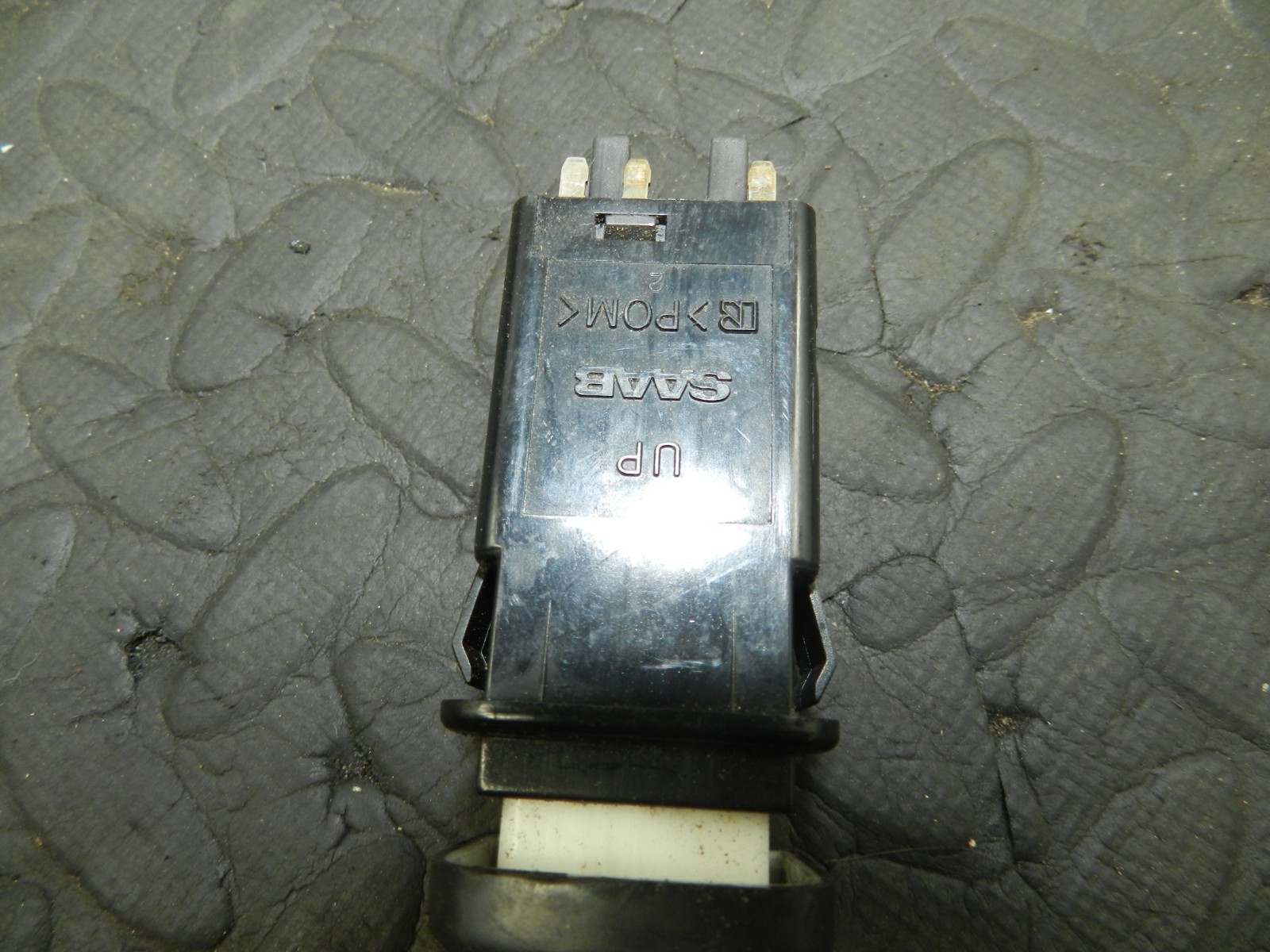 177. 2000 SAAB 9-3 CONVERTIBLE YS3D. FOG LIGHT SWITCH - Image 2
