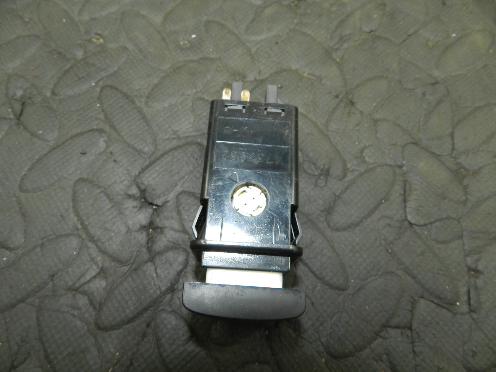177. 2000 SAAB 9-3 CONVERTIBLE YS3D. FOG LIGHT SWITCH - Image 3
