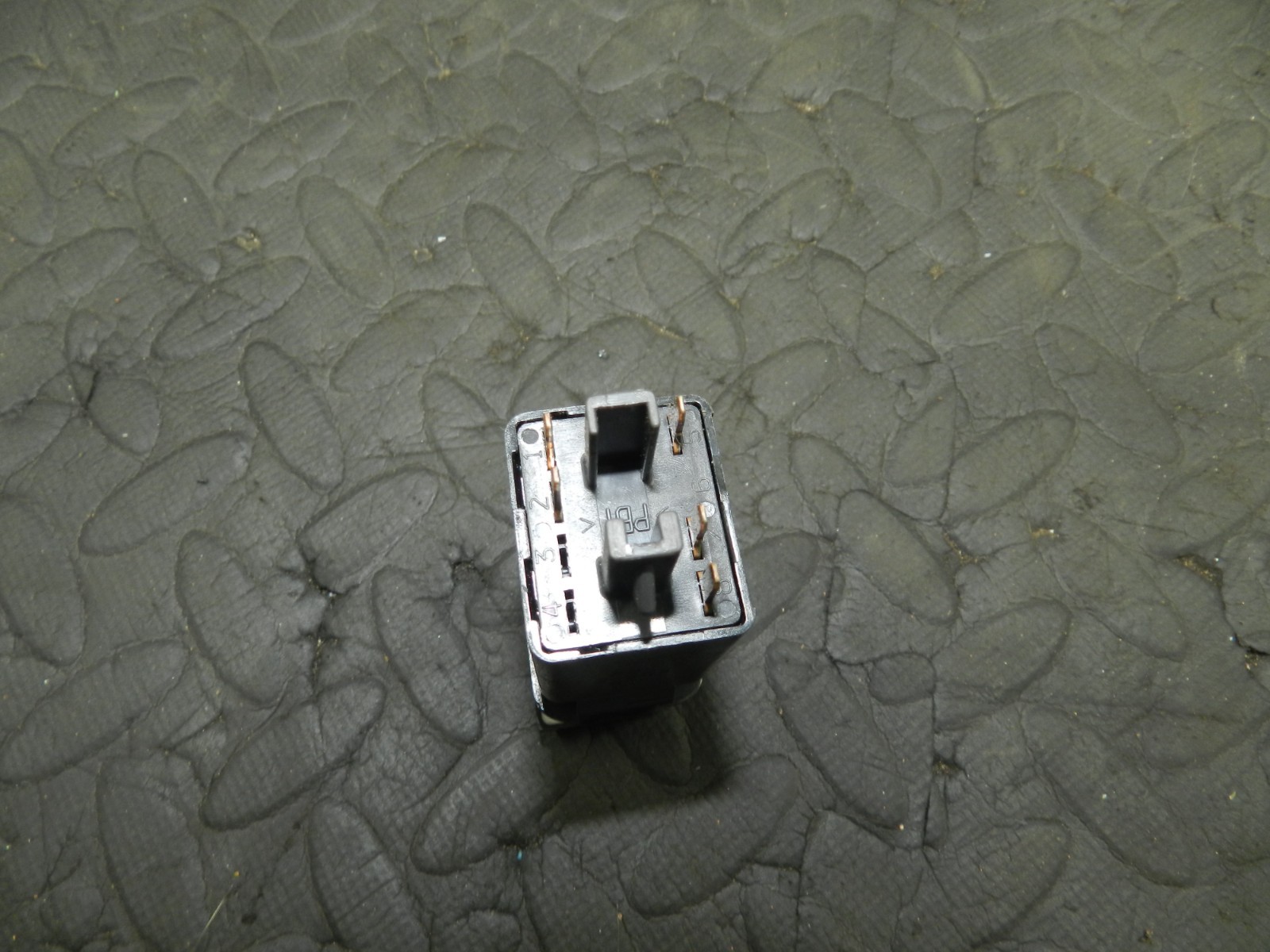 177. 2000 SAAB 9-3 CONVERTIBLE YS3D. FOG LIGHT SWITCH - Image 4