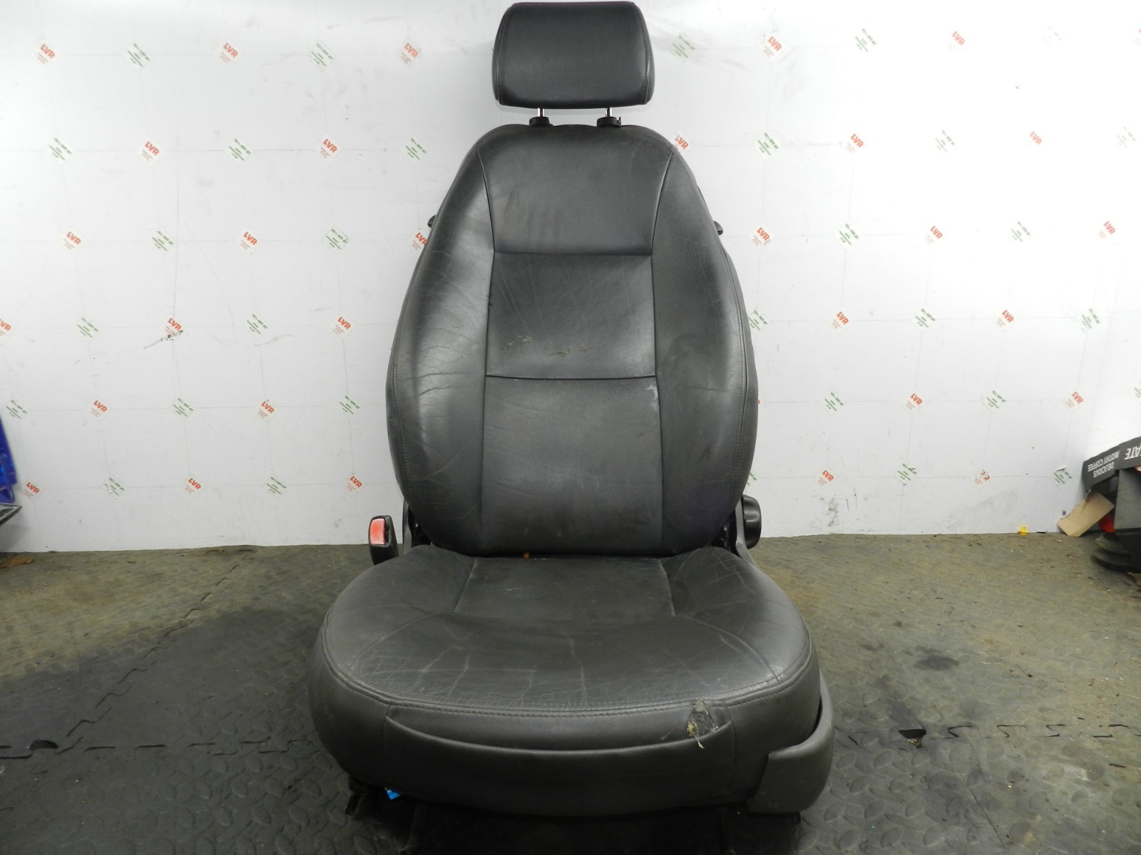 177. 2000 SAAB 9-3 CONVERTIBLE YS3D. FRONT LEATHER SEAT PASSENGER SIDE