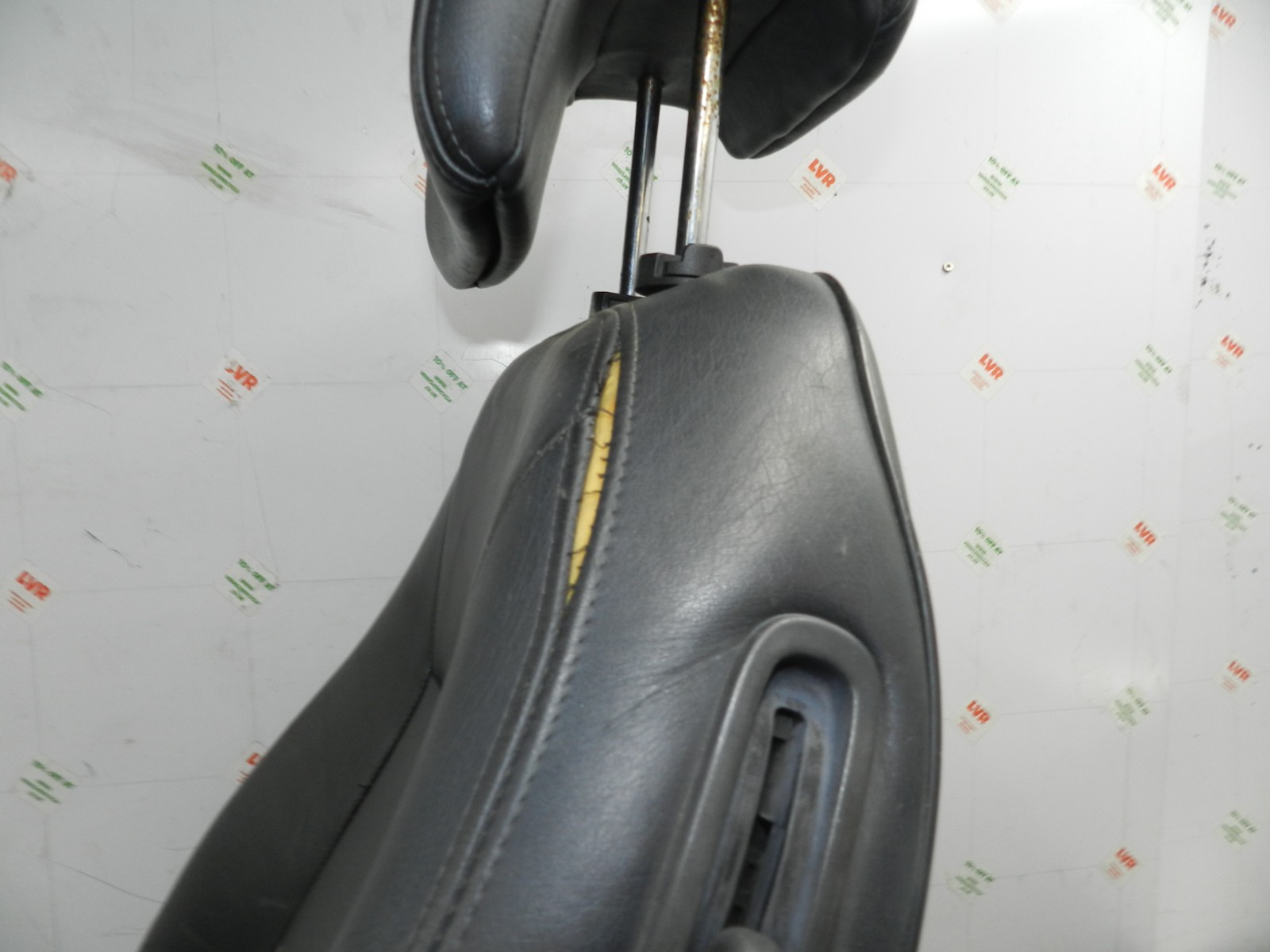 177. 2000 SAAB 9-3 CONVERTIBLE YS3D. FRONT LEATHER SEAT PASSENGER SIDE - Image 4