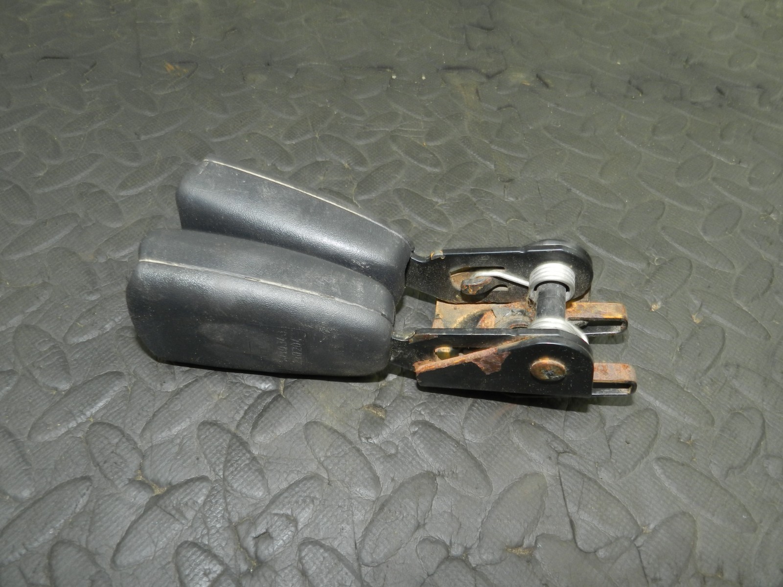 177. 2000 SAAB 9-3 CONVERTIBLE YS3D. SEAT BELT BUCKLES