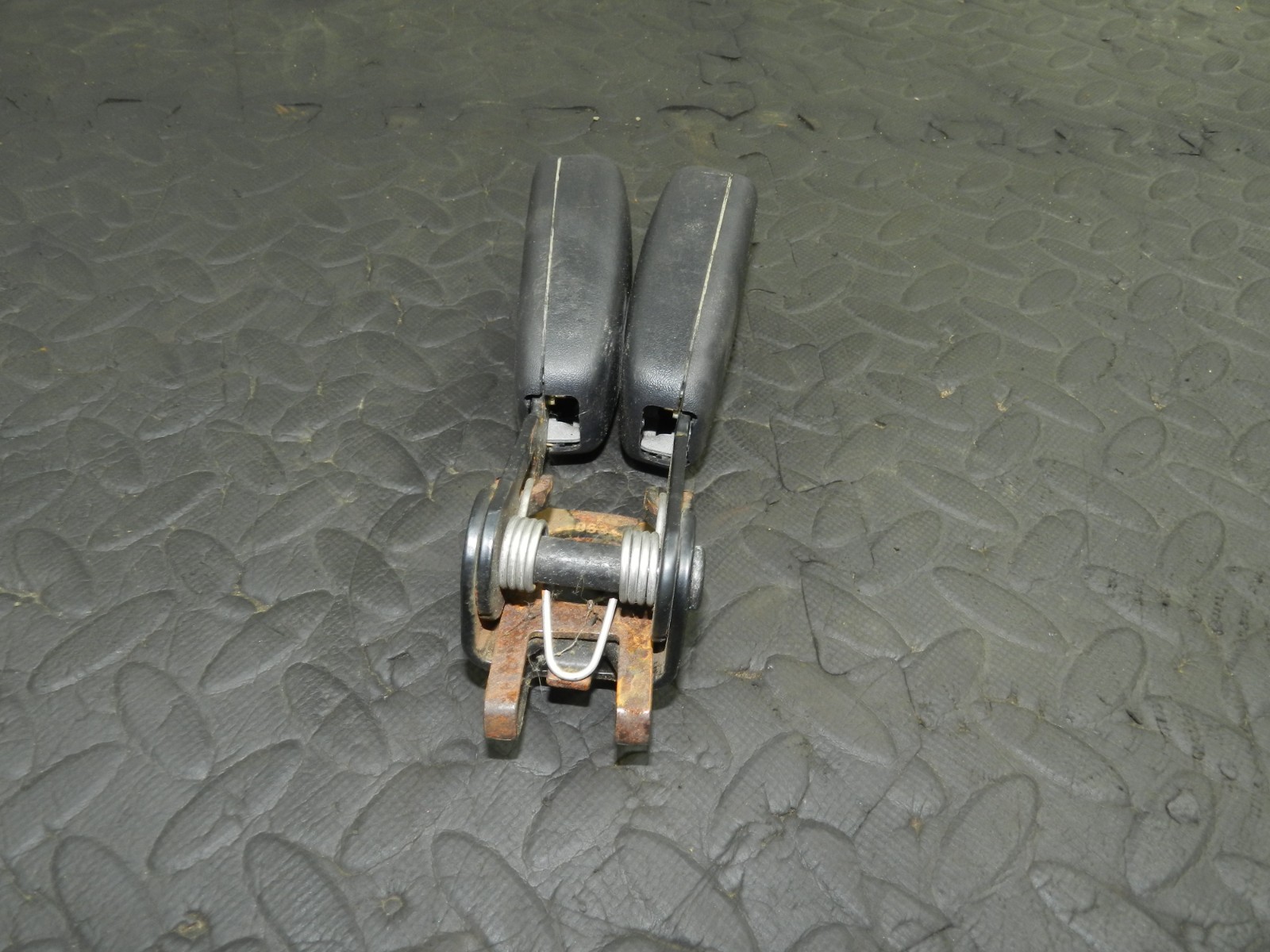 177. 2000 SAAB 9-3 CONVERTIBLE YS3D. SEAT BELT BUCKLES - Image 2