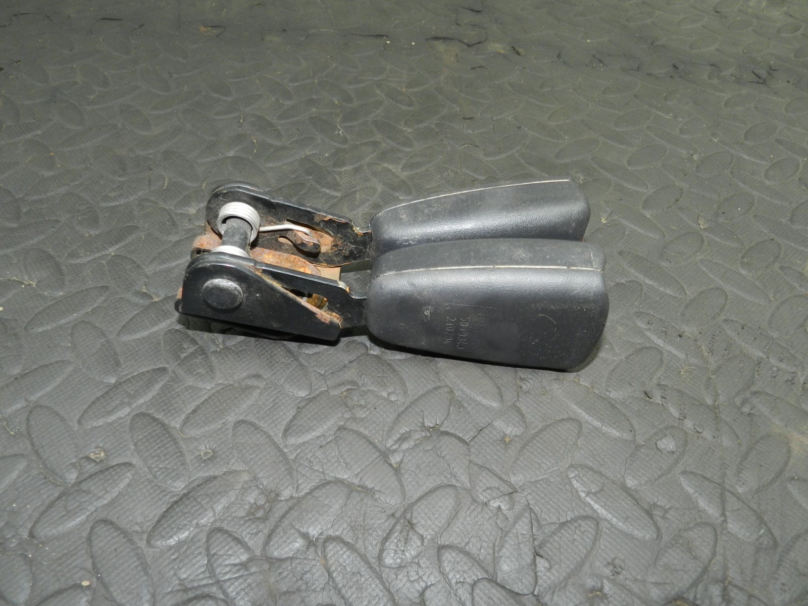 177. 2000 SAAB 9-3 CONVERTIBLE YS3D. SEAT BELT BUCKLES - Image 3